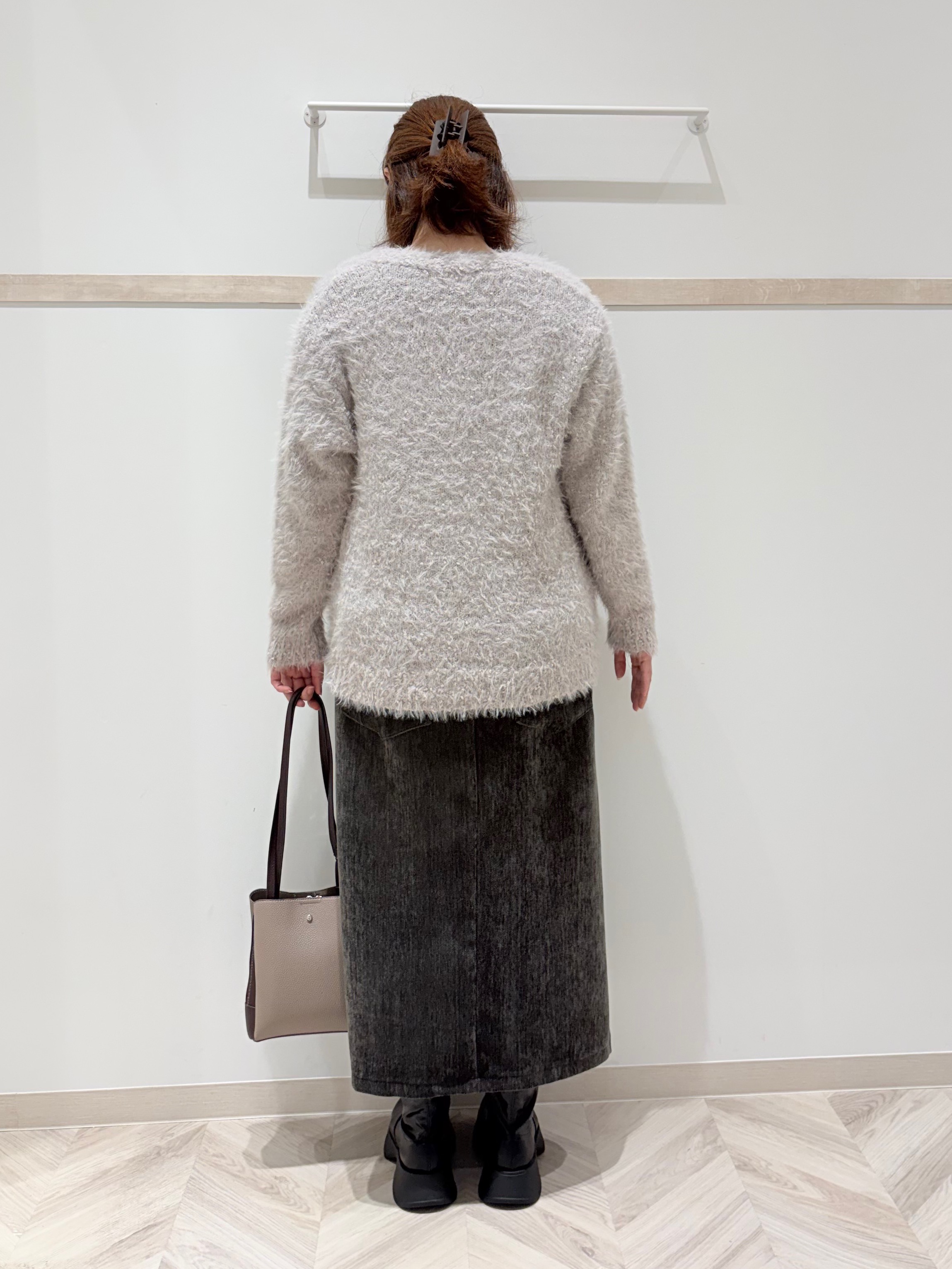 c_h_i_k_aさんの「SHOO･LA･RUE｜【洗濯機可】ふわふわフェザーⅤネックカーディガン」を使ったコーディネート