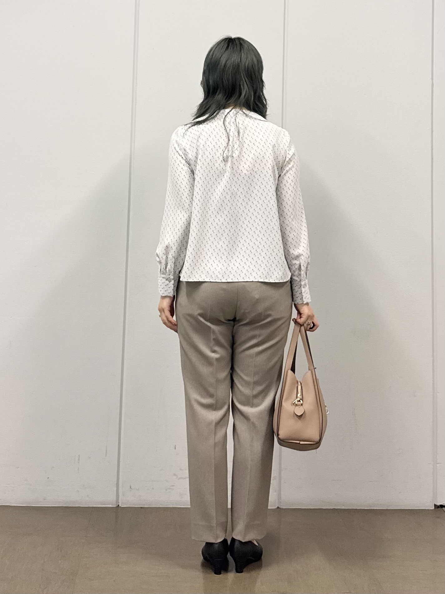 mizukiさんの「INDIVI｜【通勤にオススメ／幾何学柄】ジョーゼットタックブラウス」を使ったコーディネート