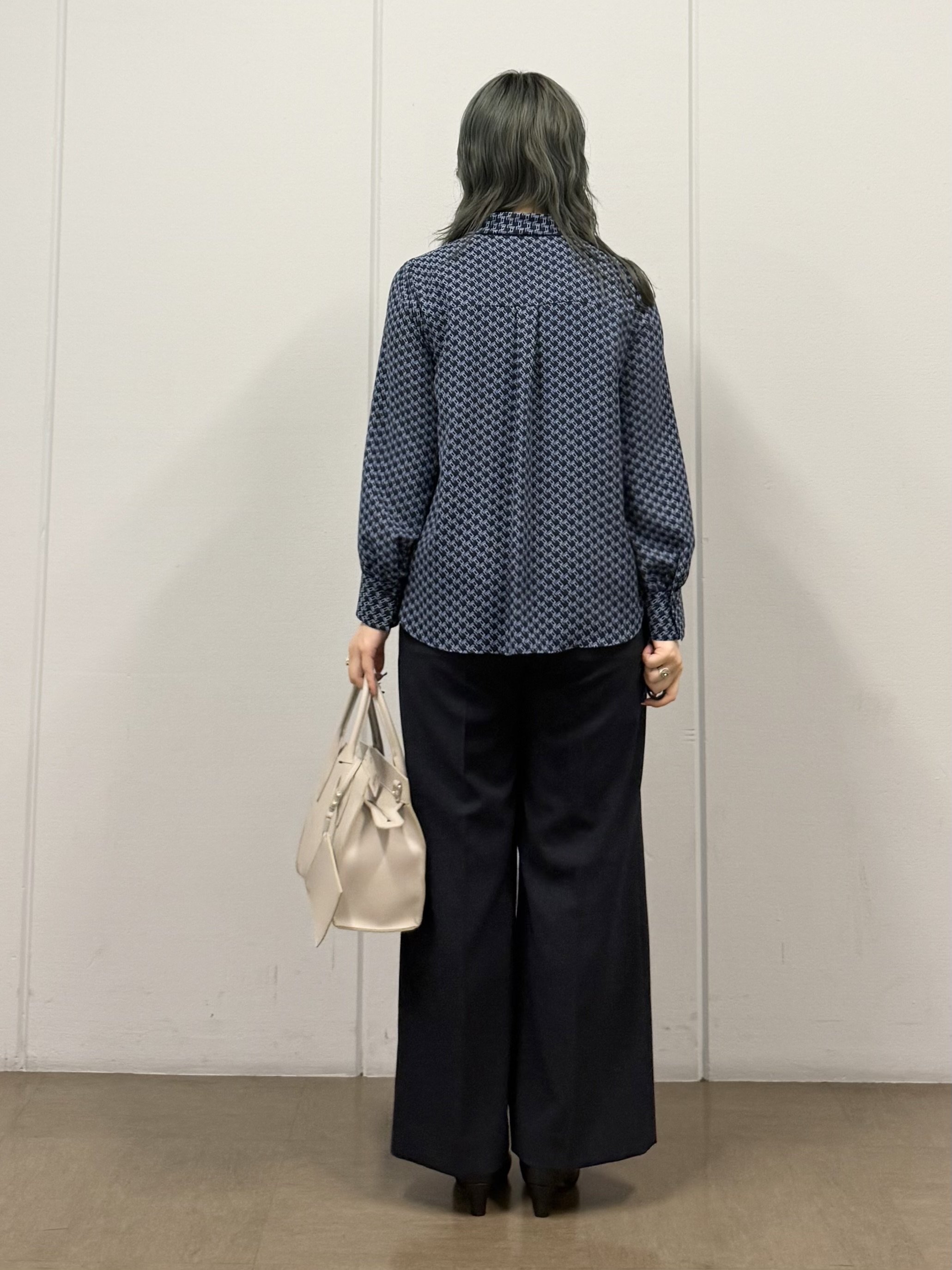 mizukiさんの「INDIVI｜【UVケア／通勤】幾何学柄ボウタイ風ブラウス」を使ったコーディネート