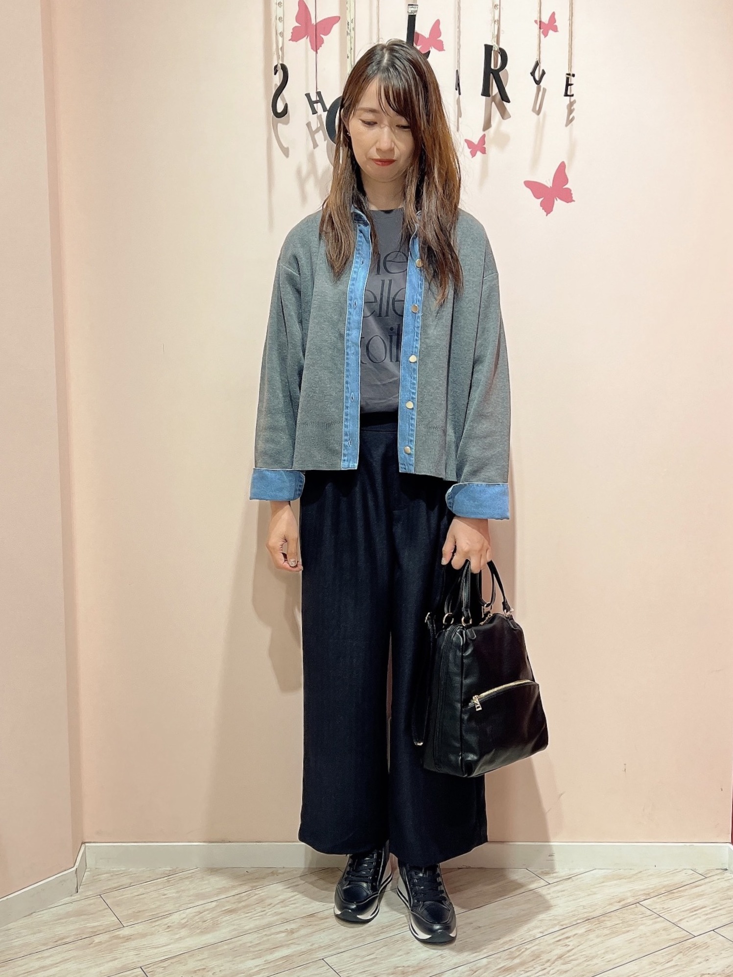 Muuさんの「SHOO･LA･RUE｜【S-LL/洗濯機可】デニム／チェック切替でこなれ見え 金ボタンニットカーディガン」を使ったコーディネート
