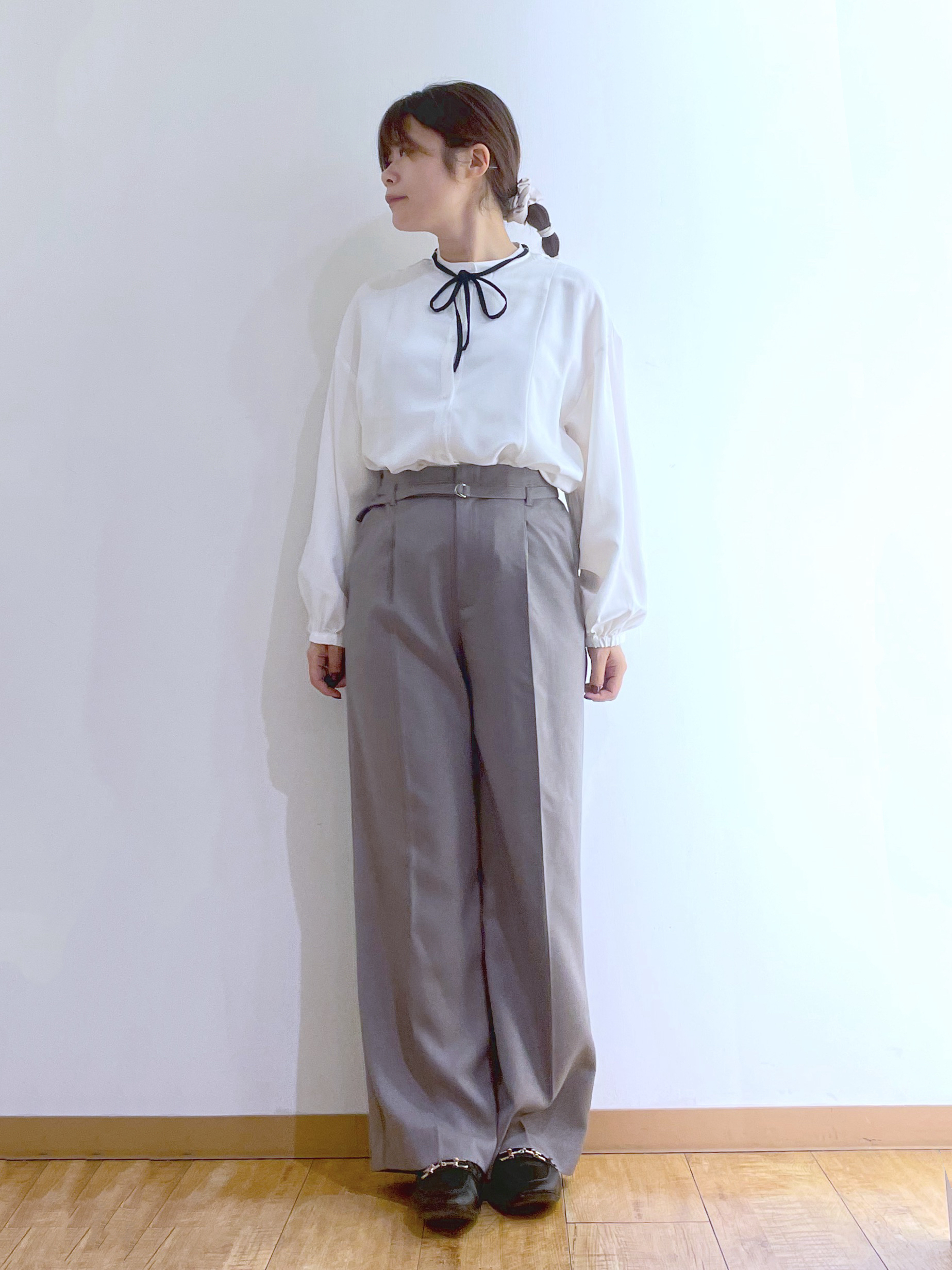 かのさんの「SHOO･LA･RUE｜【洗濯機可/S-LL】金ボタンが上品に。さらさらタッチカーディガン」を使ったコーディネート