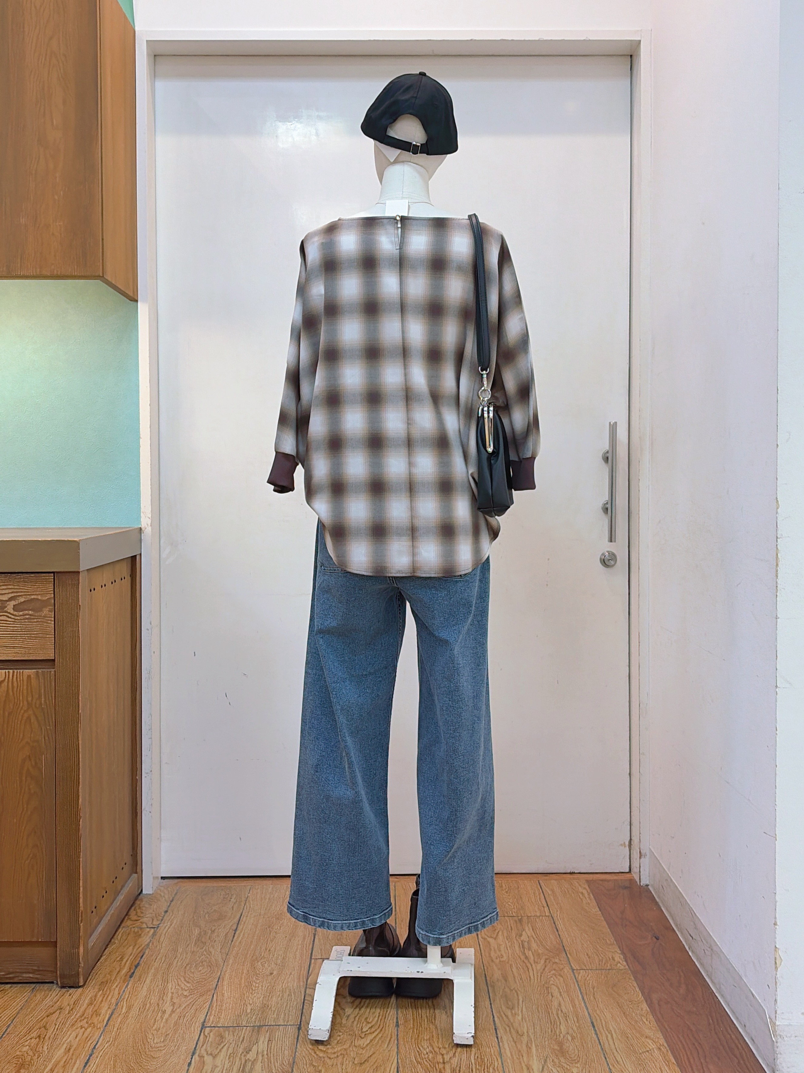 蒼さんの「SHOO･LA･RUE｜【着丈選べる/洗濯後しわになりにくい】インせず着られる ドルマンブラウス」を使ったコーディネート