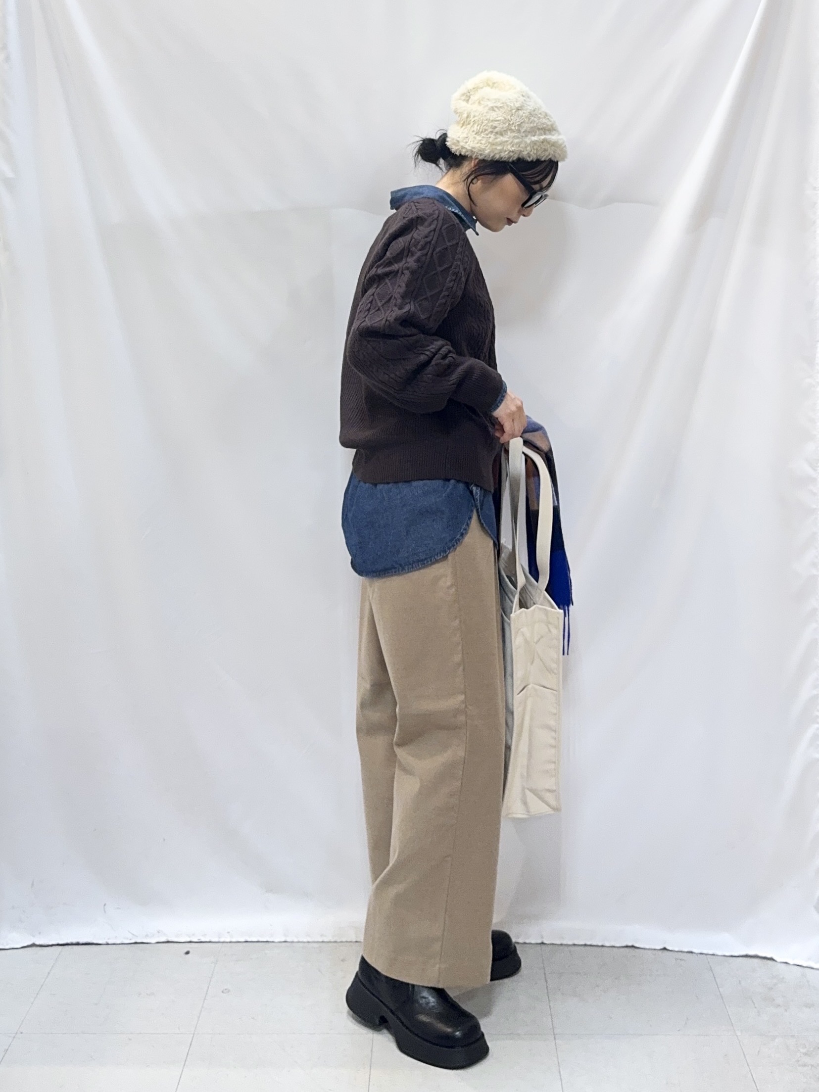 𝐇𝐢𝐫𝐨𝐦𝐢さんの「SHOO･LA･RUE｜【S-LL/洗濯機可/体型カバー】ライトオンスデニム ダブルポケット オーバーサイズシャツ」を使ったコーディネート