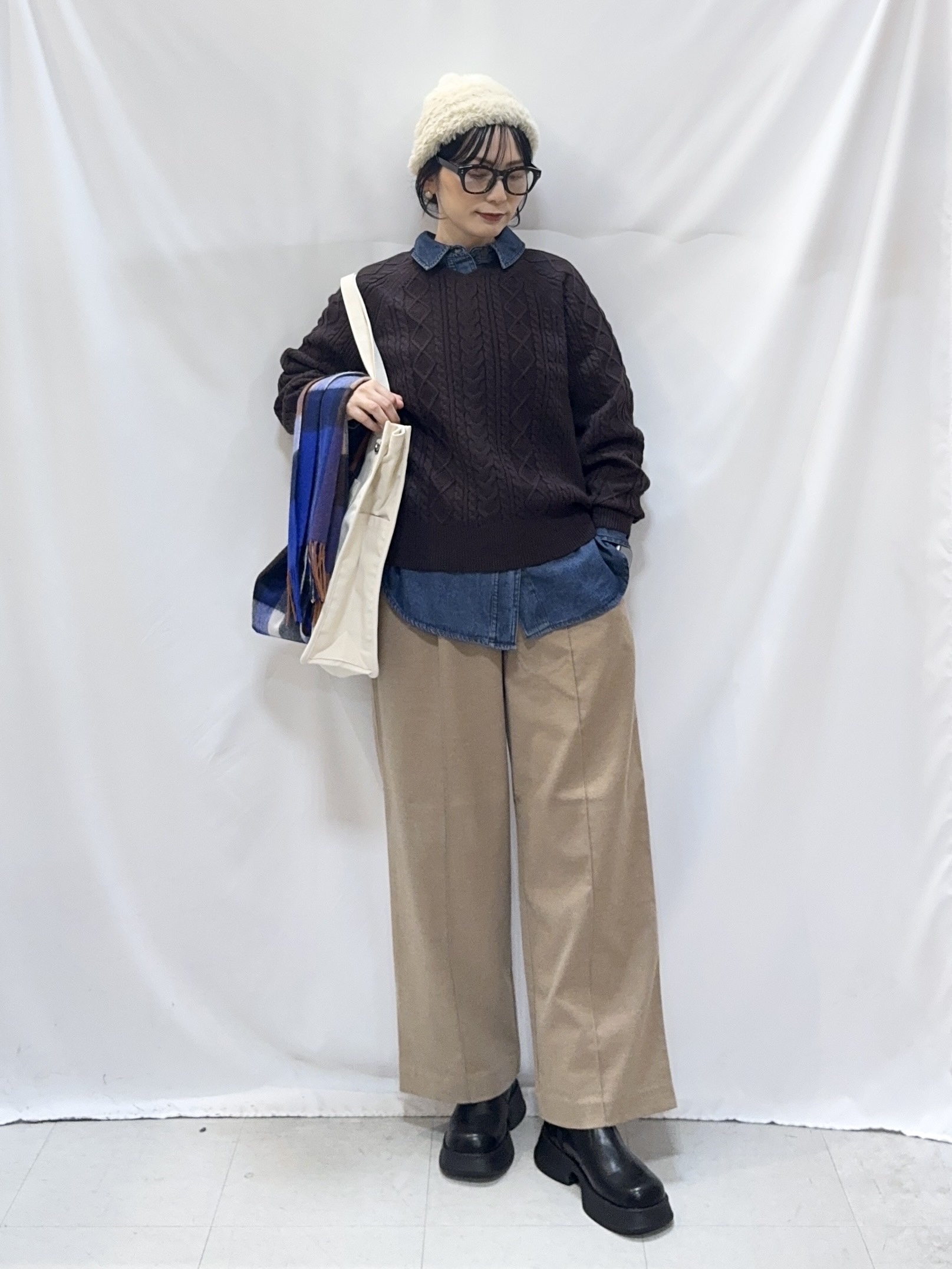 𝐇𝐢𝐫𝐨𝐦𝐢さんの「SHOO･LA･RUE｜【S-LL/洗濯機可/体型カバー】ライトオンスデニム ダブルポケット オーバーサイズシャツ」を使ったコーディネート