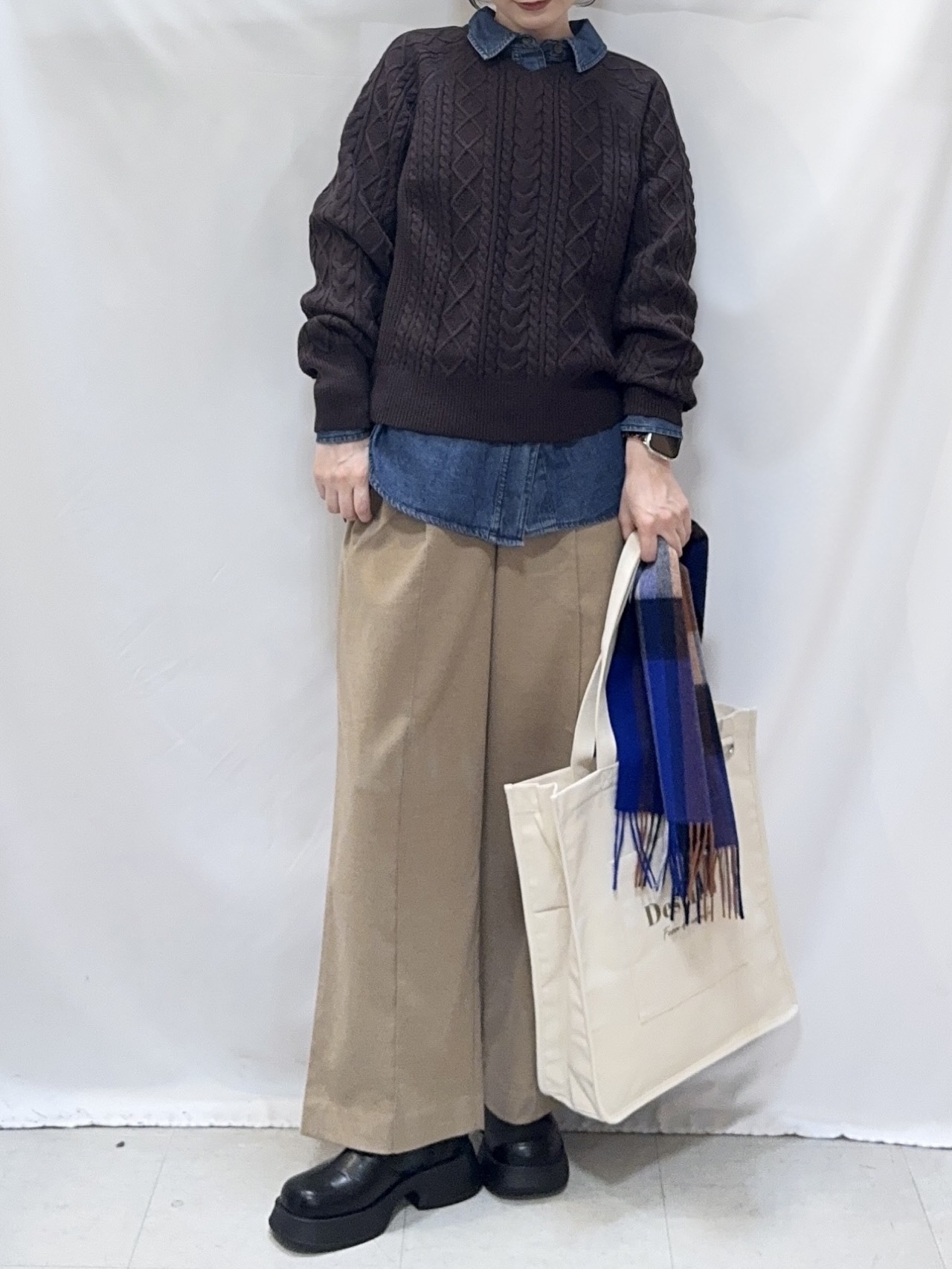 𝐇𝐢𝐫𝐨𝐦𝐢さんの「SHOO･LA･RUE｜【S-LL/洗濯機可/体型カバー】ライトオンスデニム ダブルポケット オーバーサイズシャツ」を使ったコーディネート