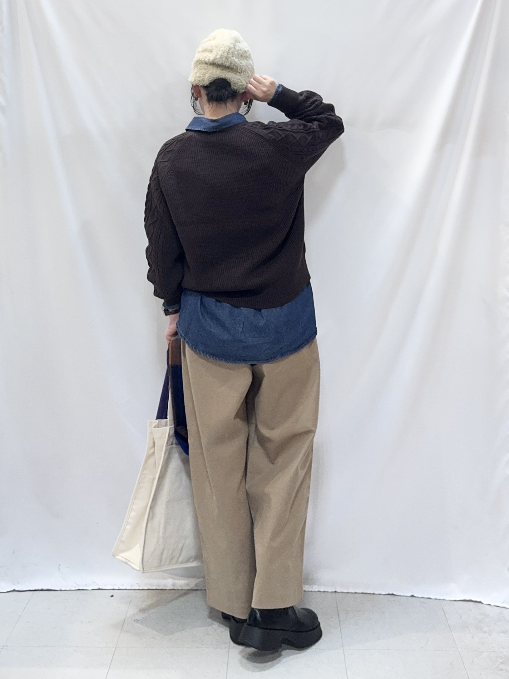 𝐇𝐢𝐫𝐨𝐦𝐢さんの「SHOO･LA･RUE｜【S-LL/洗濯機可/体型カバー】ライトオンスデニム ダブルポケット オーバーサイズシャツ」を使ったコーディネート