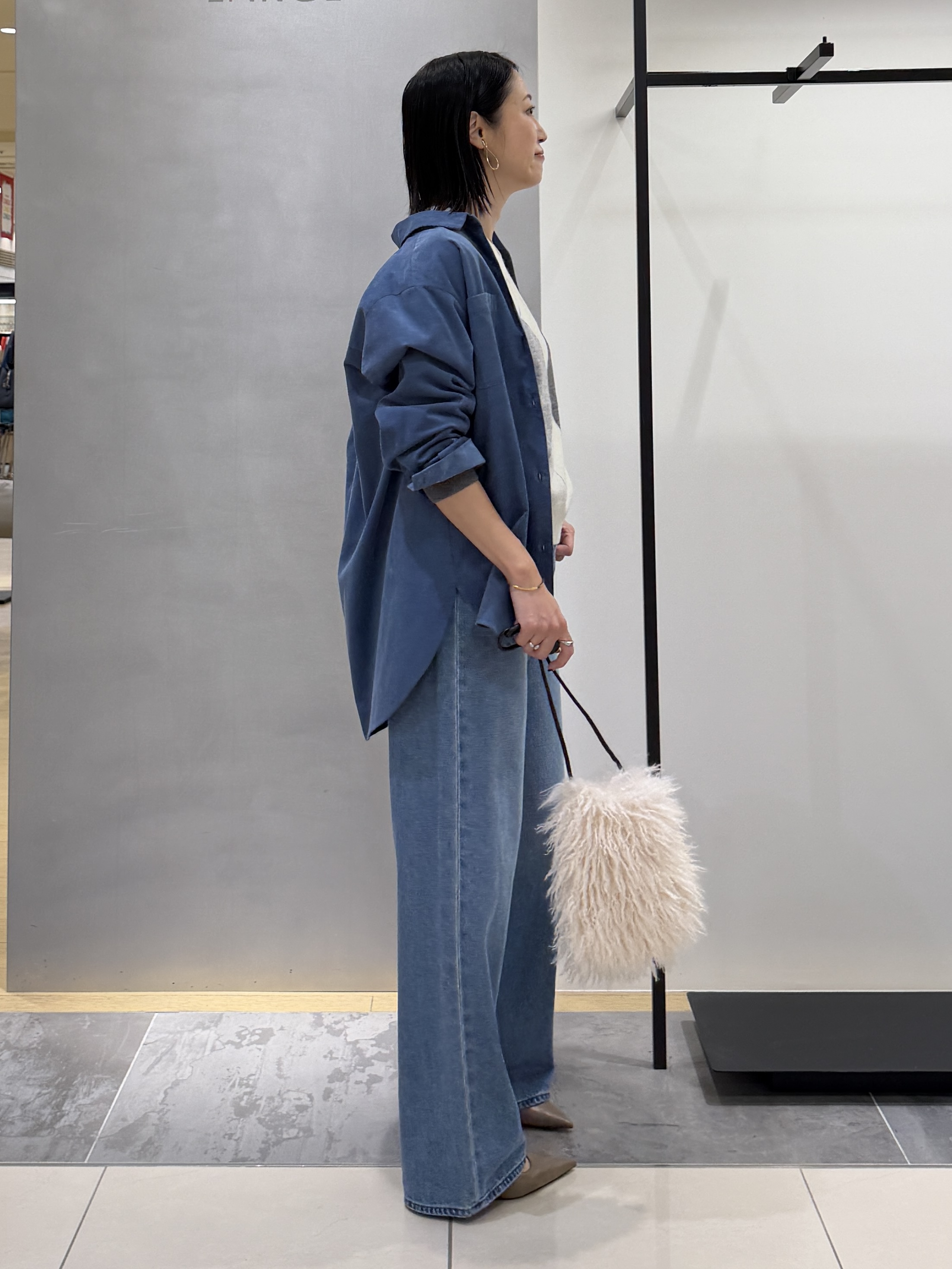 shihoさんの「INDIVI｜【大人コーデュロイ／SETUP可】オーバーサイズシャツ」を使ったコーディネート