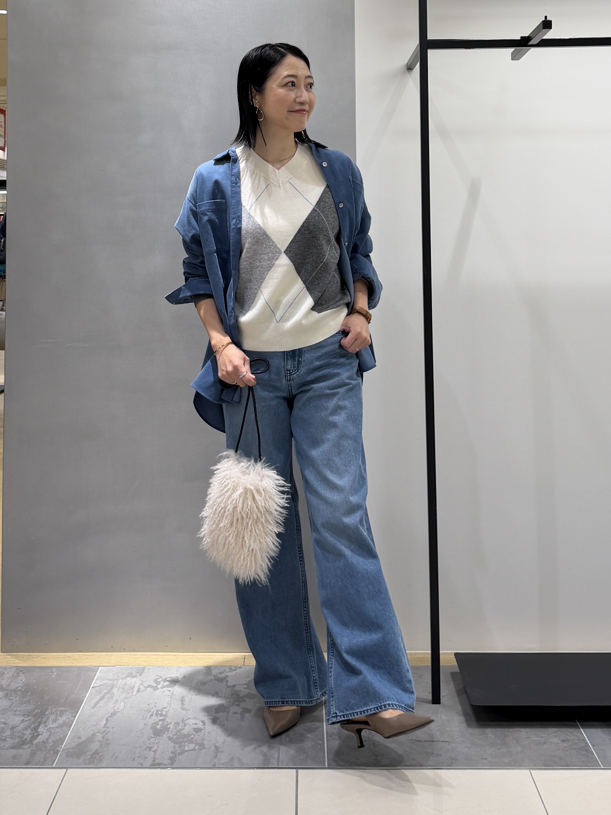 shihoさんの「INDIVI｜【大人コーデュロイ／SETUP可】オーバーサイズシャツ」を使ったコーディネート