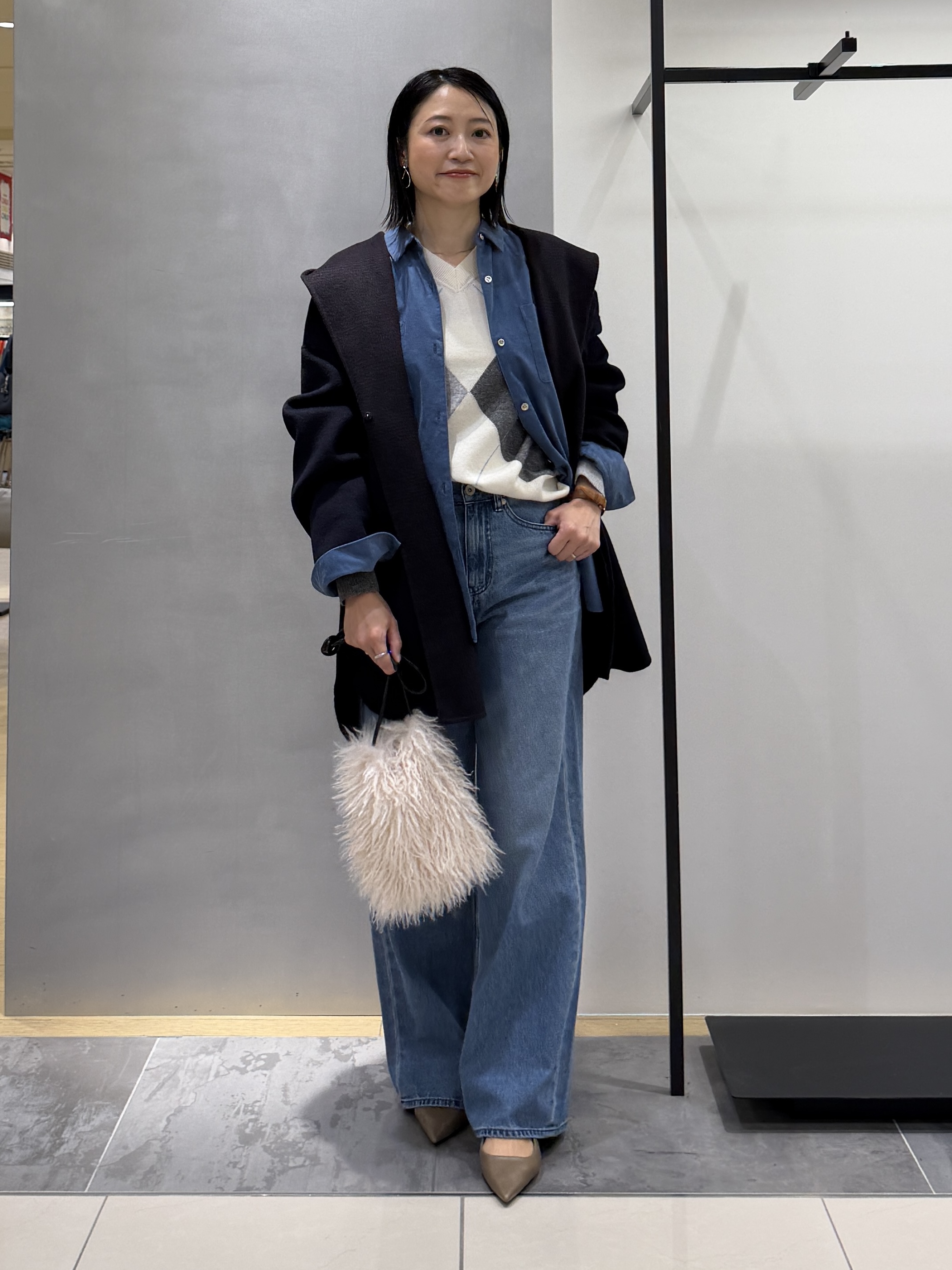 shihoさんの「INDIVI｜【ウール混／配色／ゆったり】ミドル丈リバーフーディコート」を使ったコーディネート