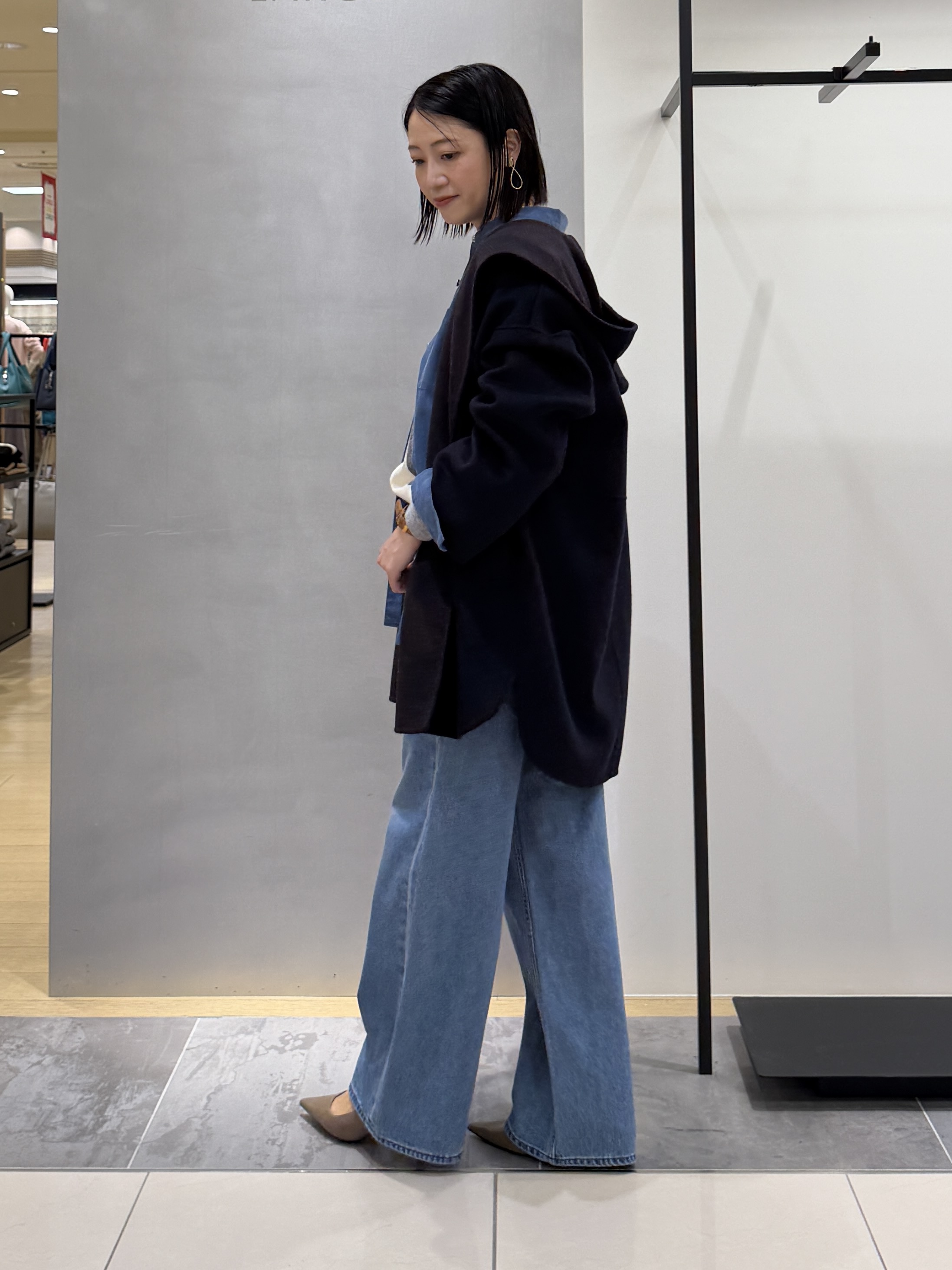 shihoさんの「INDIVI｜【ウール混／配色／ゆったり】ミドル丈リバーフーディコート」を使ったコーディネート
