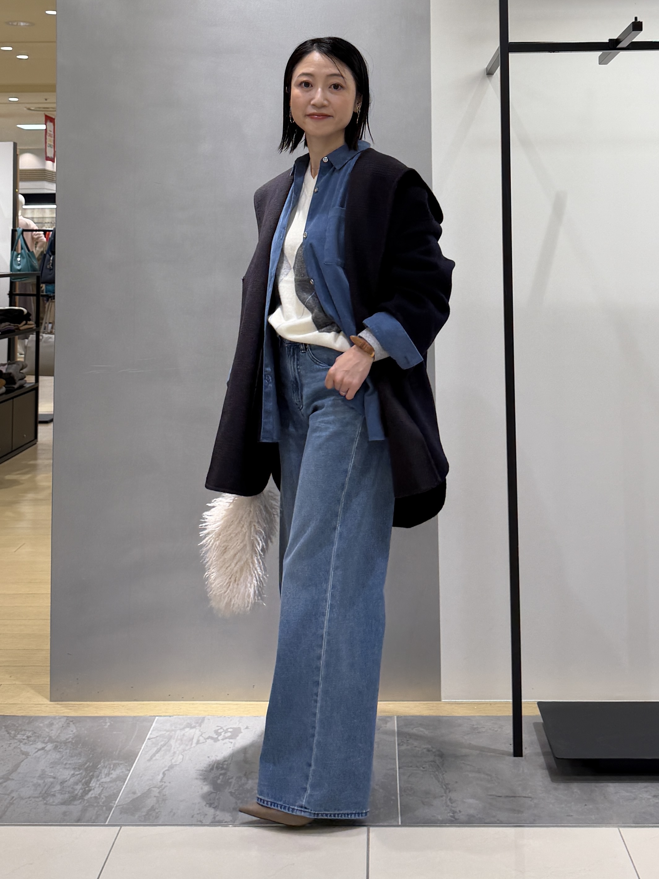 shihoさんの「INDIVI｜【ウール混／配色／ゆったり】ミドル丈リバーフーディコート」を使ったコーディネート