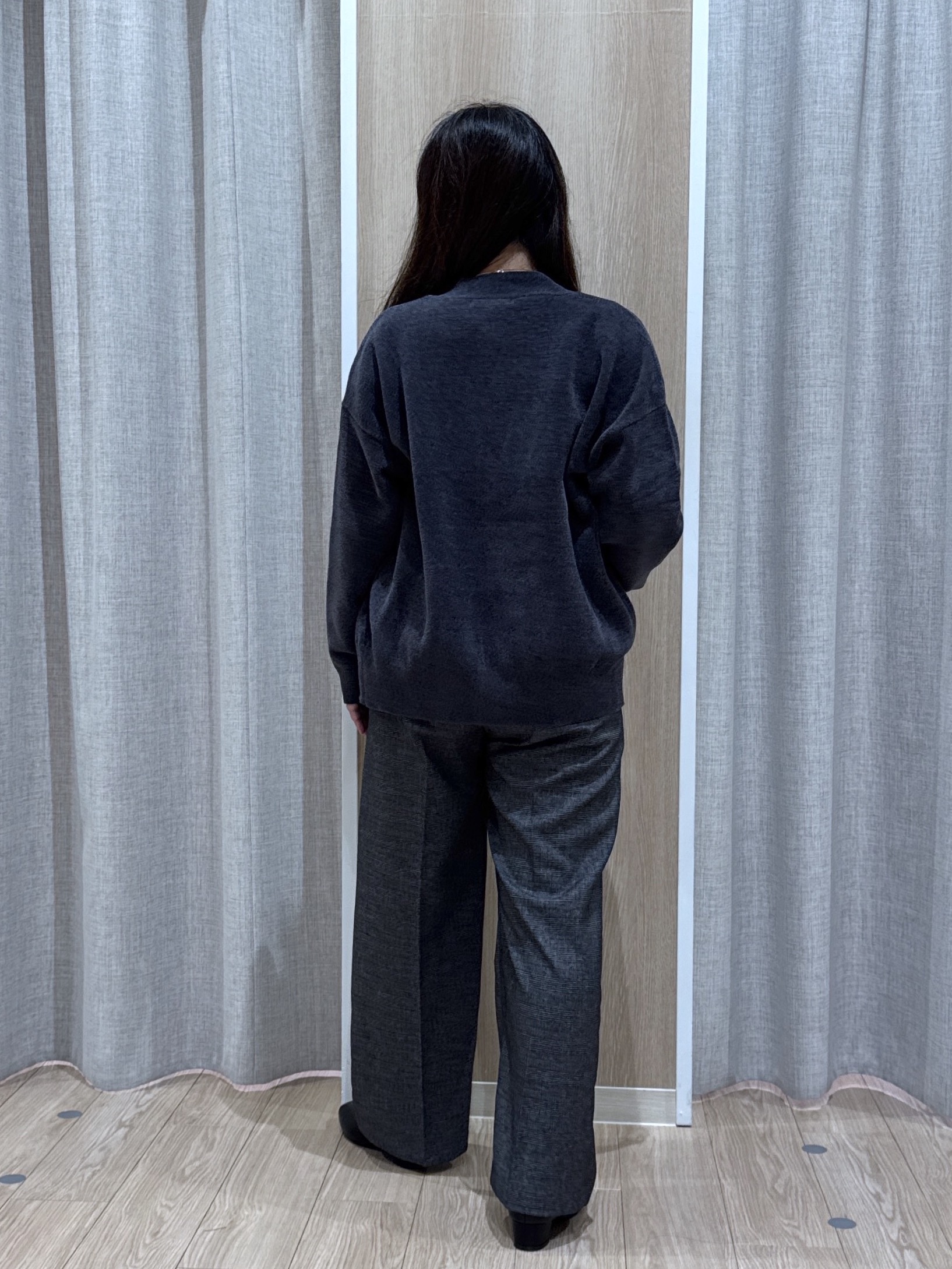 sachiさんの「grove｜【ベロアのような艶感を纏う】上品Vネックカーディガン」を使ったコーディネート