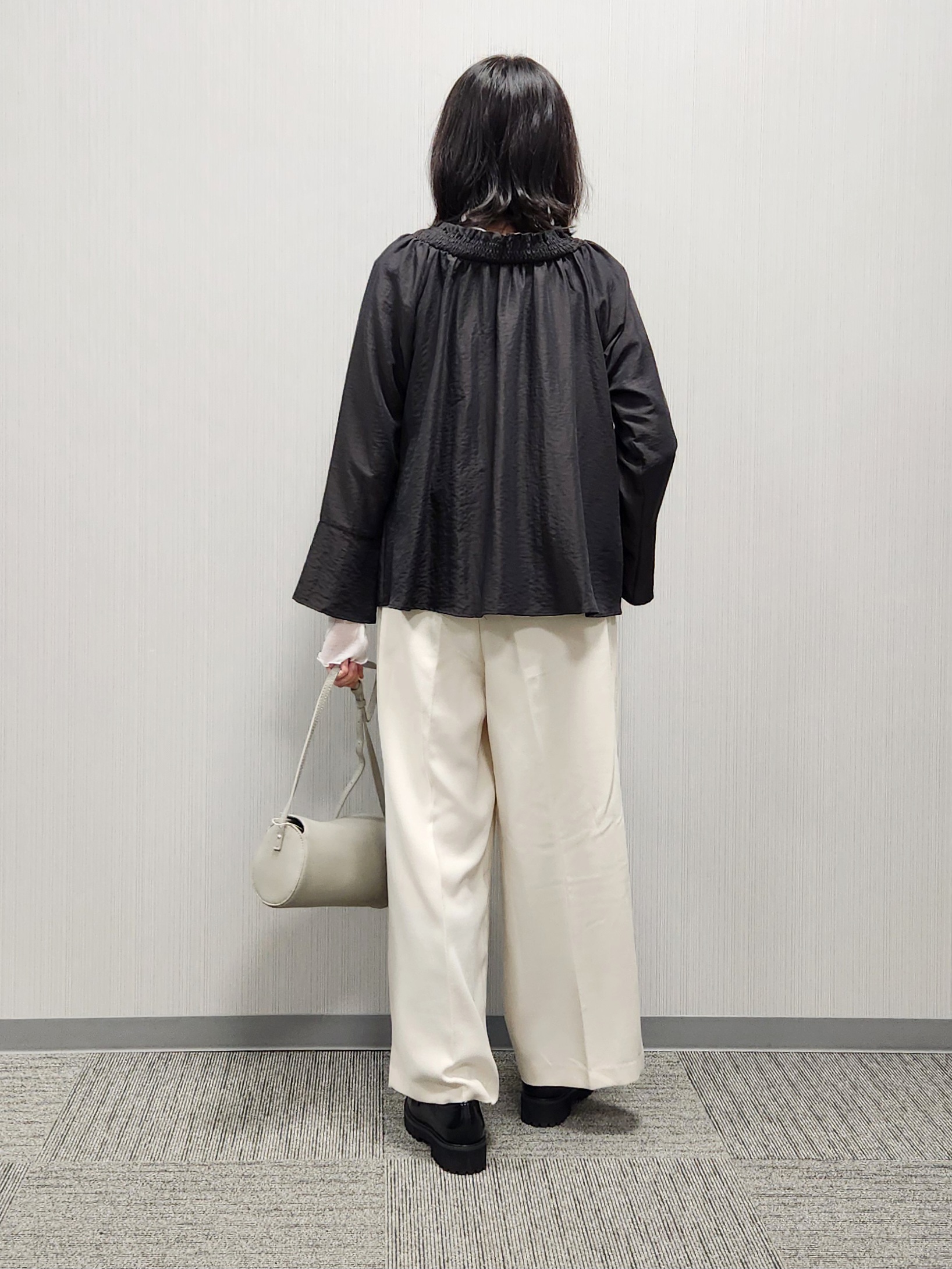 naraさんの「Dessin｜【洗える/体型カバー】シャーリングブラウス」を使ったコーディネート