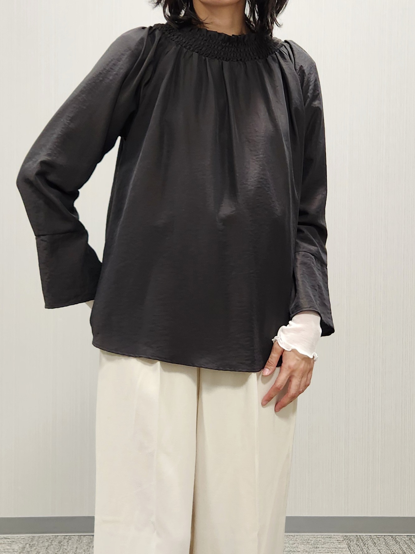 naraさんの「Dessin｜【洗える/体型カバー】シャーリングブラウス」を使ったコーディネート