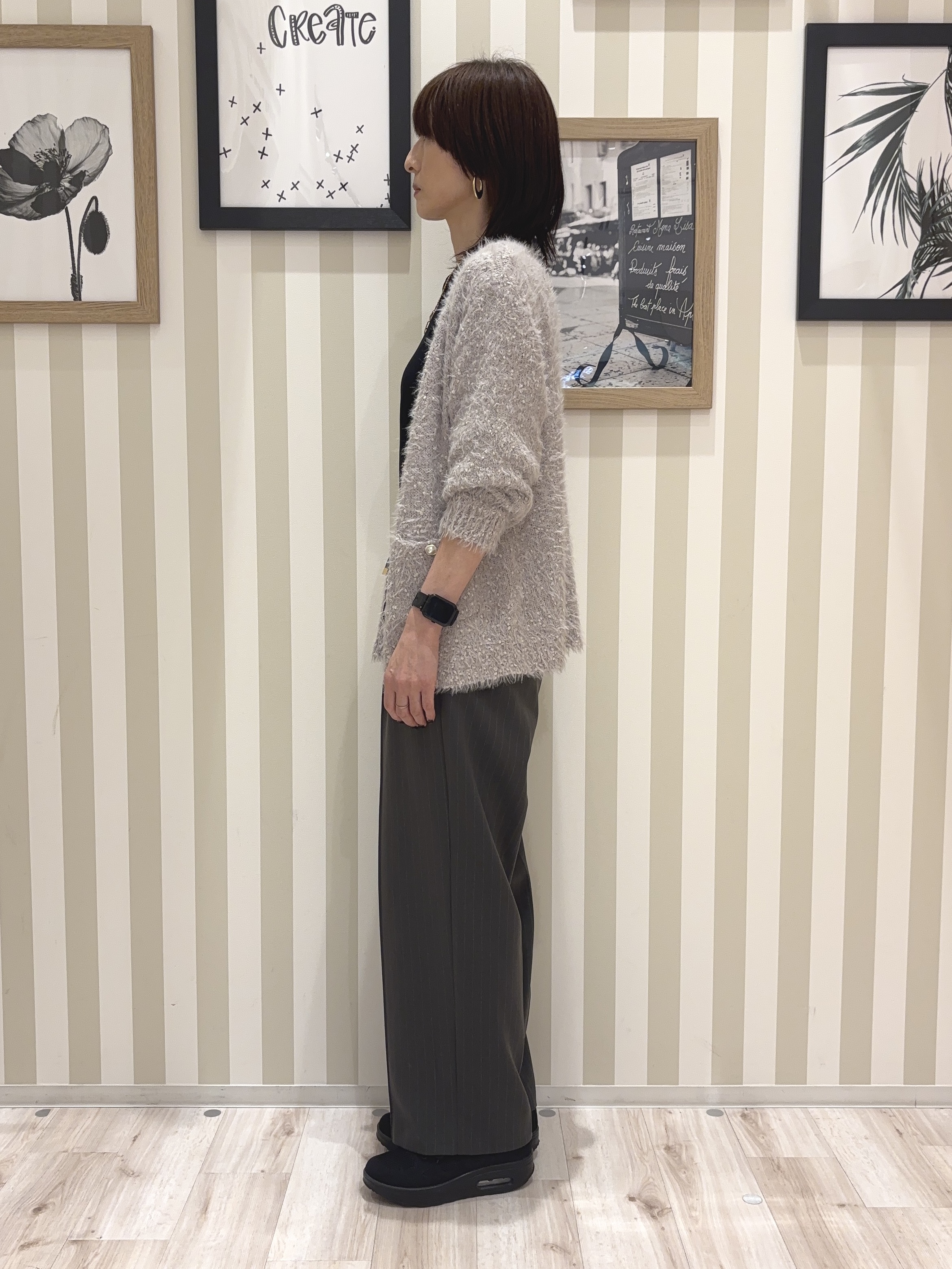 たまごがにさんの「SHOO･LA･RUE｜【洗濯機可】ふわふわフェザーⅤネックカーディガン」を使ったコーディネート