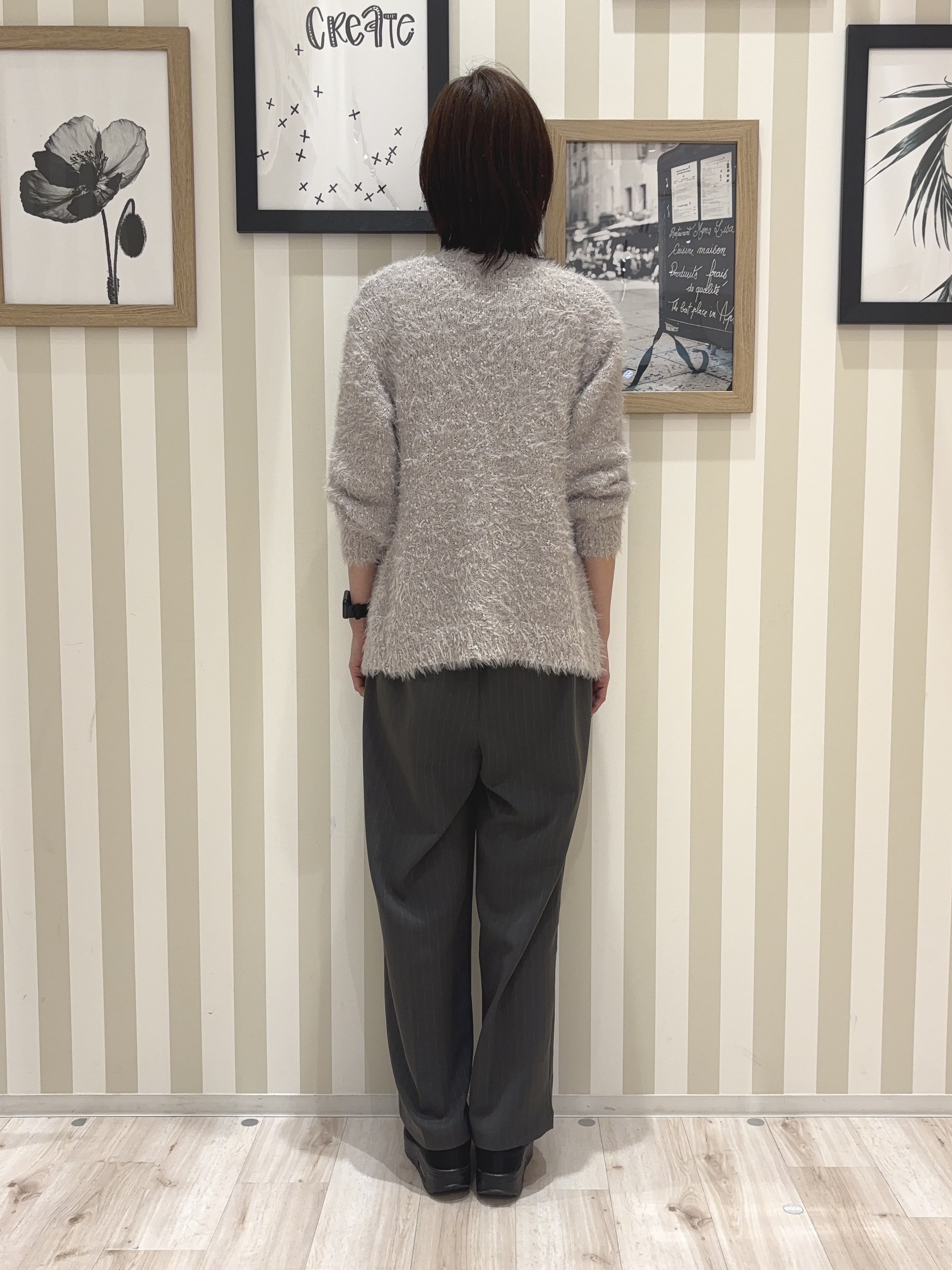 たまごがにさんの「SHOO･LA･RUE｜【洗濯機可】ふわふわフェザーⅤネックカーディガン」を使ったコーディネート