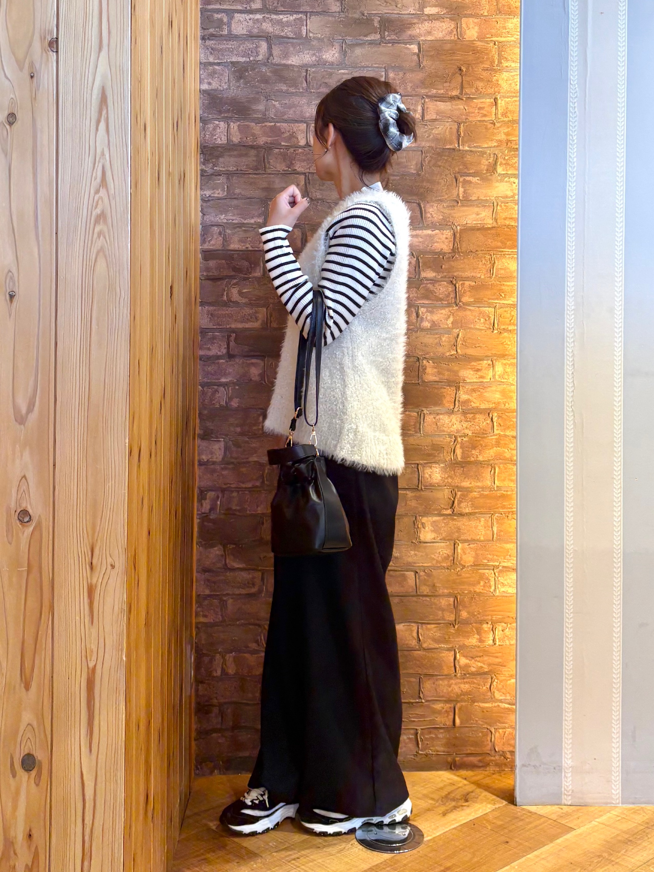 mieさんの「SHOO･LA･RUE｜【洗濯機可】重ねるだけで華やかに ふわふわシャギーベスト」を使ったコーディネート