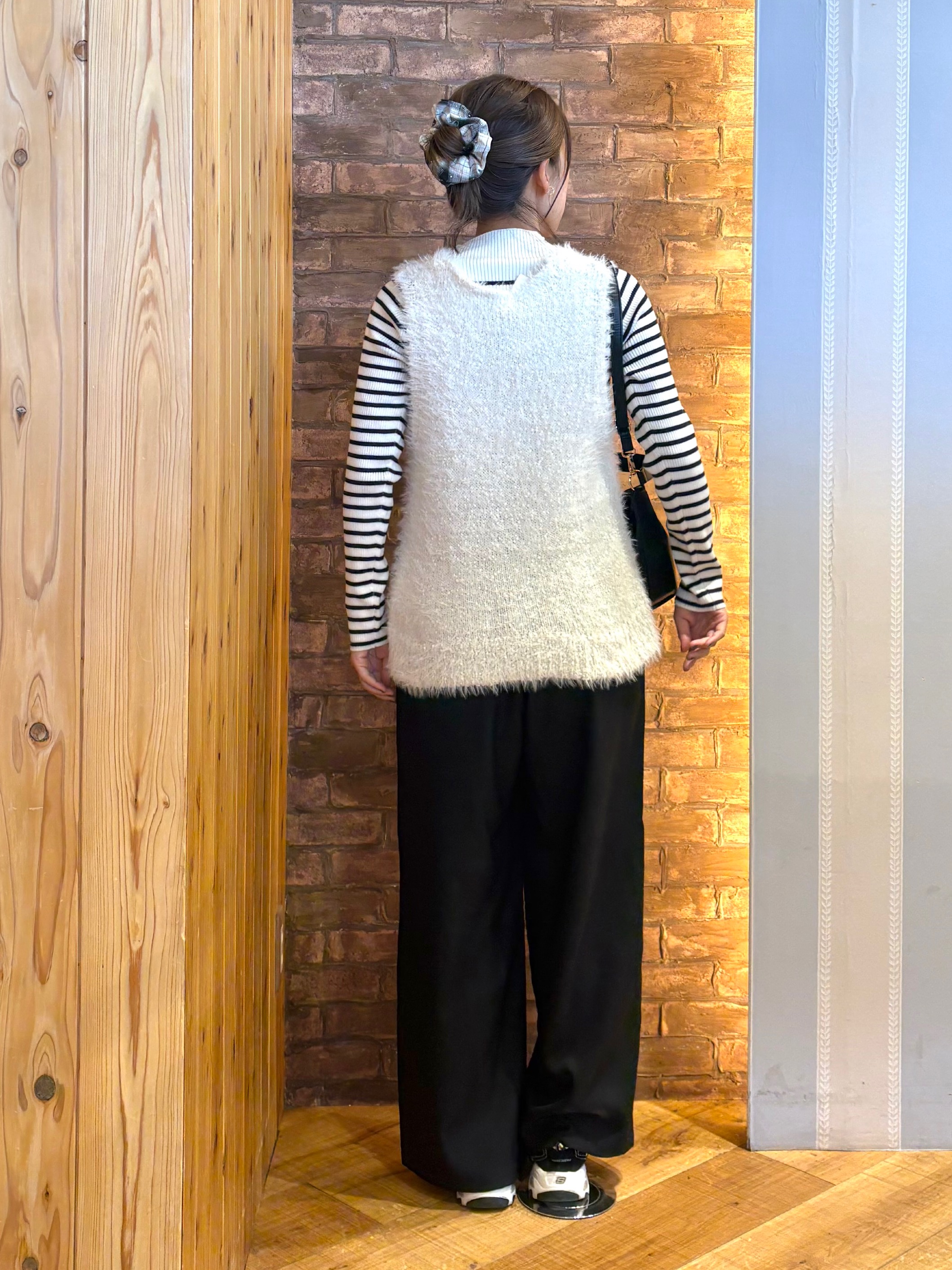 mieさんの「SHOO･LA･RUE｜【洗濯機可】重ねるだけで華やかに ふわふわシャギーベスト」を使ったコーディネート