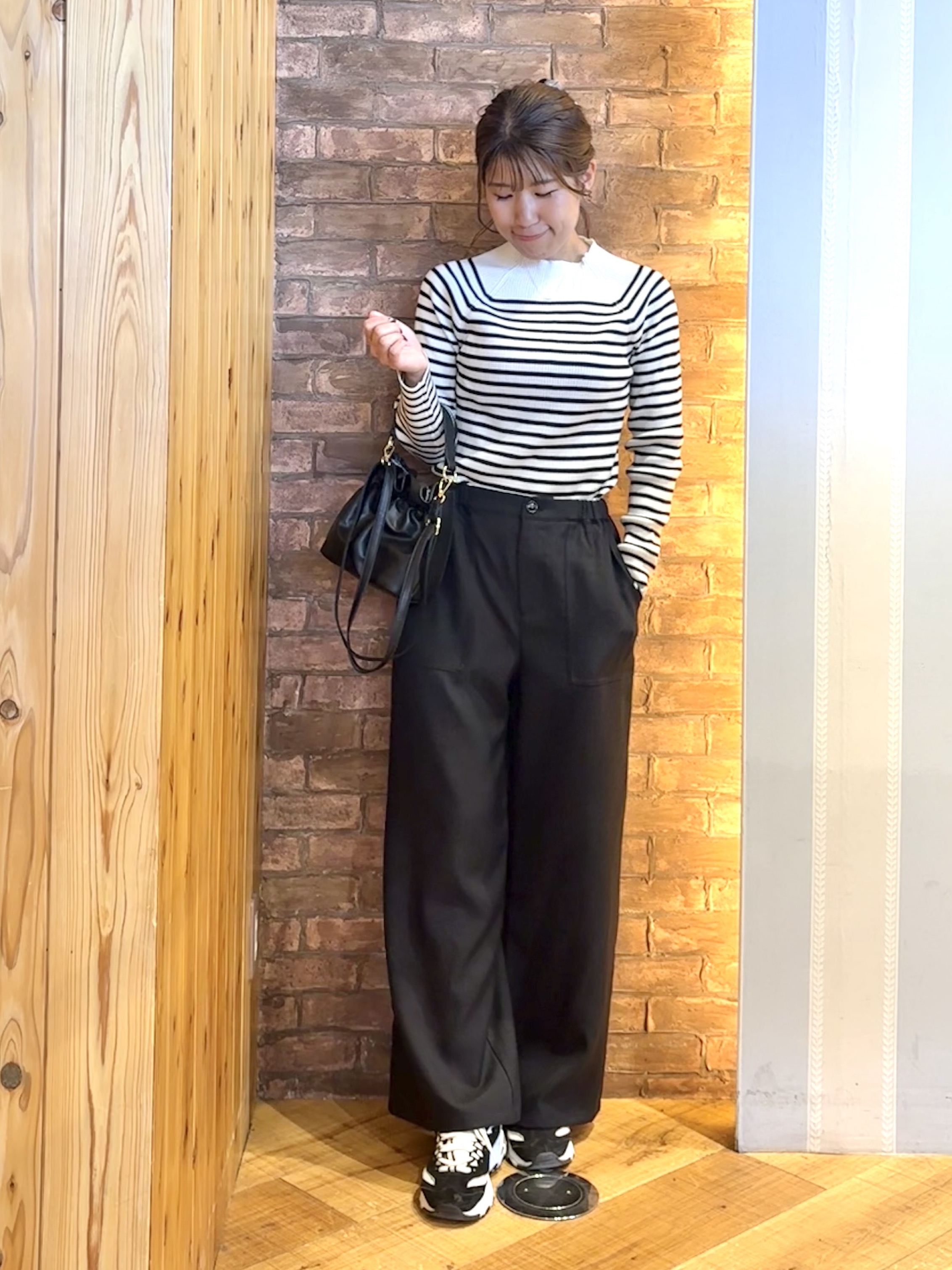 mieさんの「SHOO･LA･RUE｜【洗濯機可】重ねるだけで華やかに ふわふわシャギーベスト」を使ったコーディネート