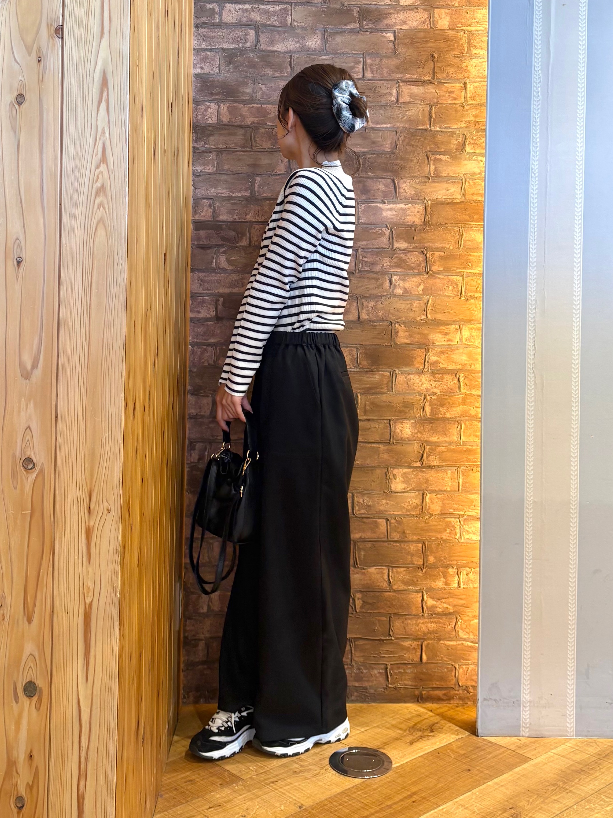 mieさんの「SHOO･LA･RUE｜【洗濯機可】重ねるだけで華やかに ふわふわシャギーベスト」を使ったコーディネート
