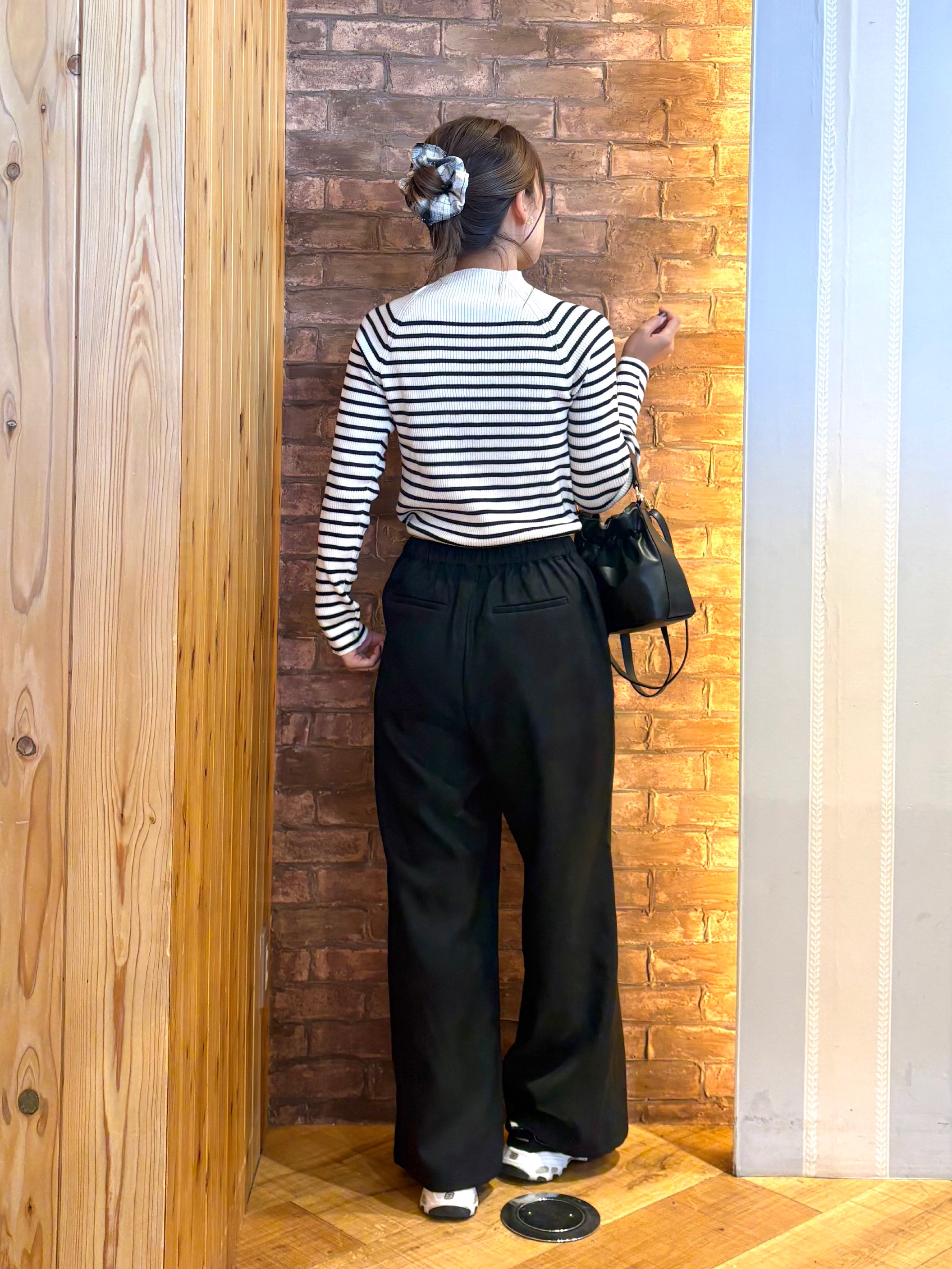 mieさんの「SHOO･LA･RUE｜【洗濯機可】重ねるだけで華やかに ふわふわシャギーベスト」を使ったコーディネート