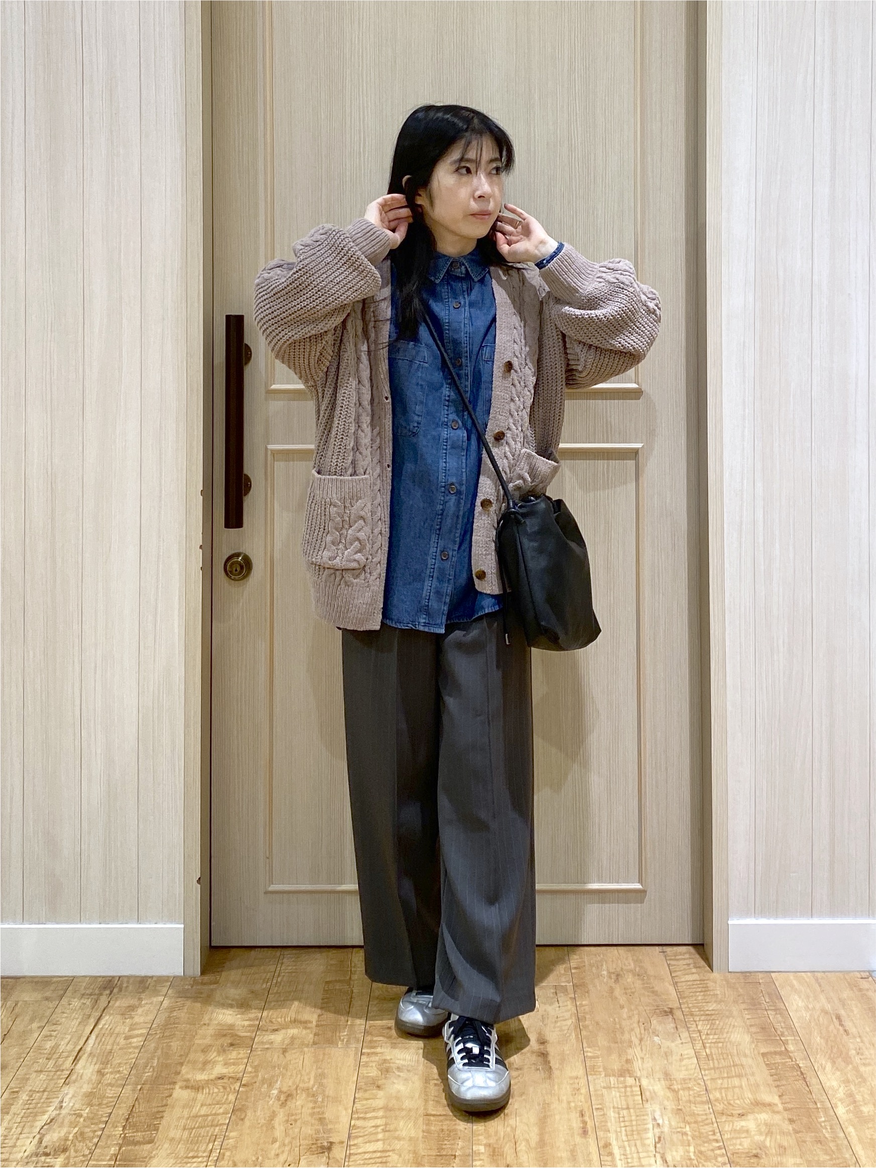 ERIさんの「SHOO･LA･RUE｜【洗濯機可】もこもちモールケーブル Vネックカーディガン」を使ったコーディネート