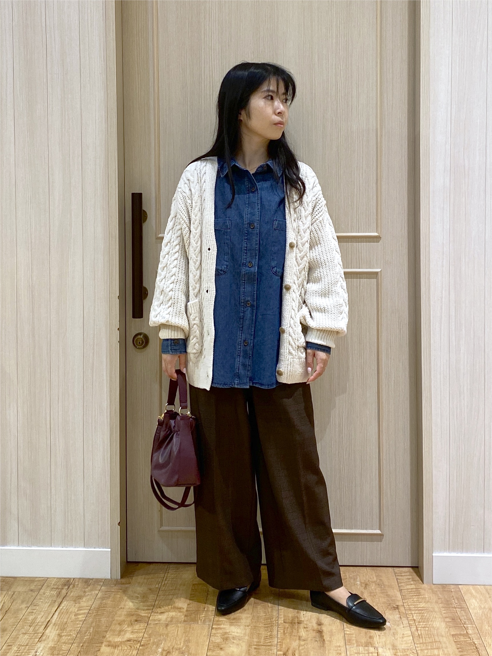 ERIさんの「SHOO･LA･RUE｜【洗濯機可】もこもちモールケーブル Vネックカーディガン」を使ったコーディネート