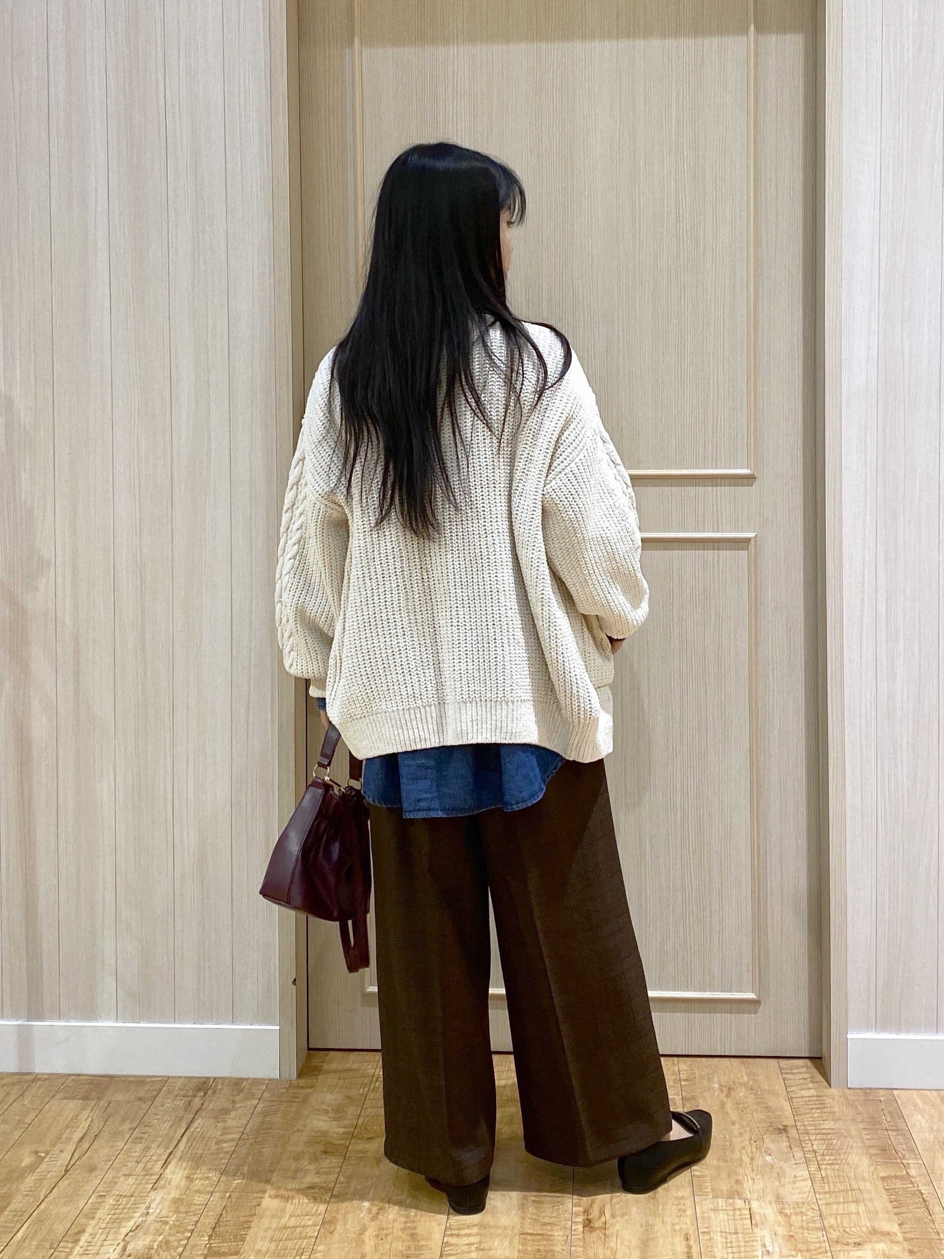 ERIさんの「SHOO･LA･RUE｜【洗濯機可】もこもちモールケーブル Vネックカーディガン」を使ったコーディネート