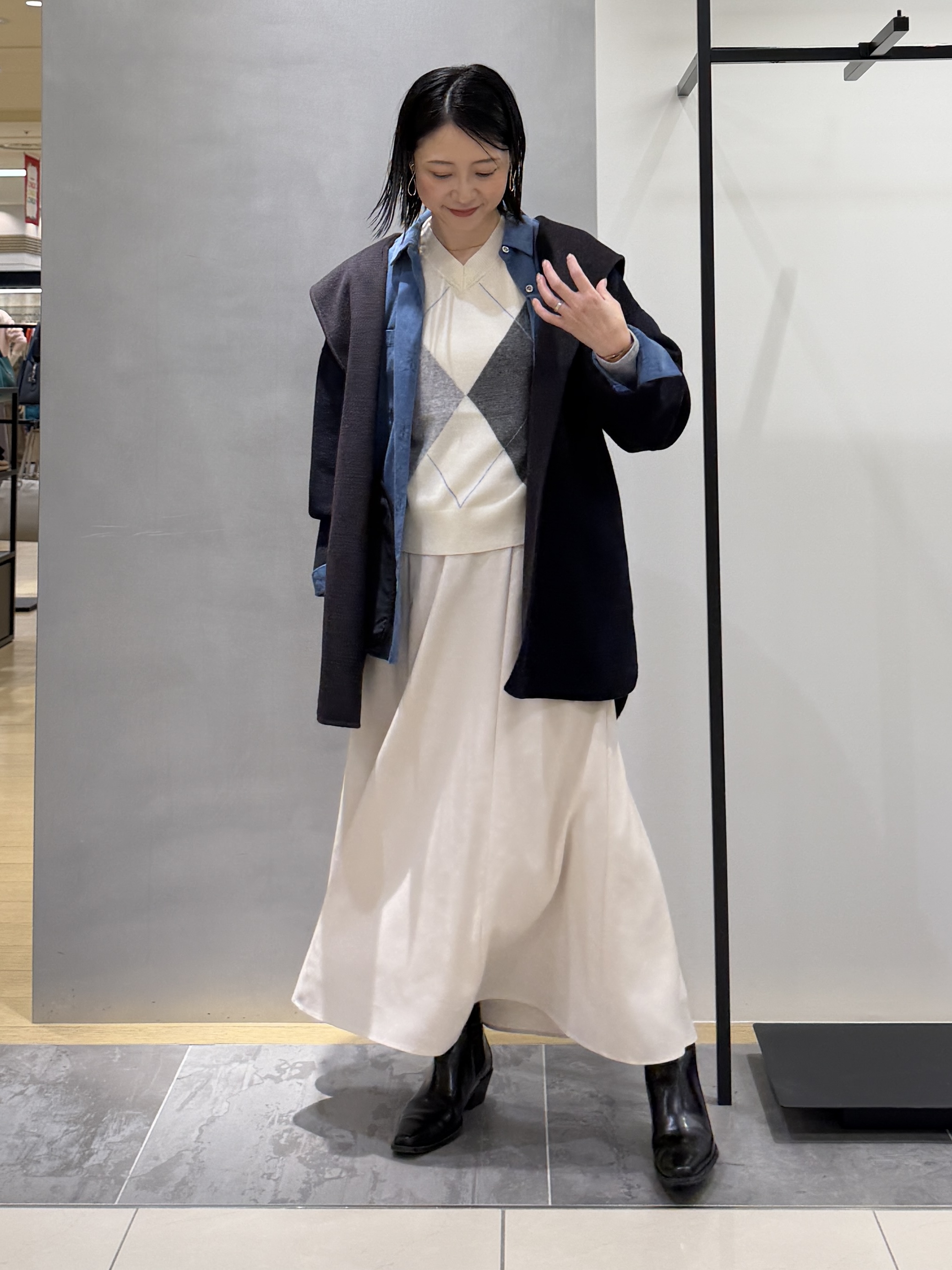 shihoさんの「INDIVI｜【ウール混／配色／ゆったり】ミドル丈リバーフーディコート」を使ったコーディネート
