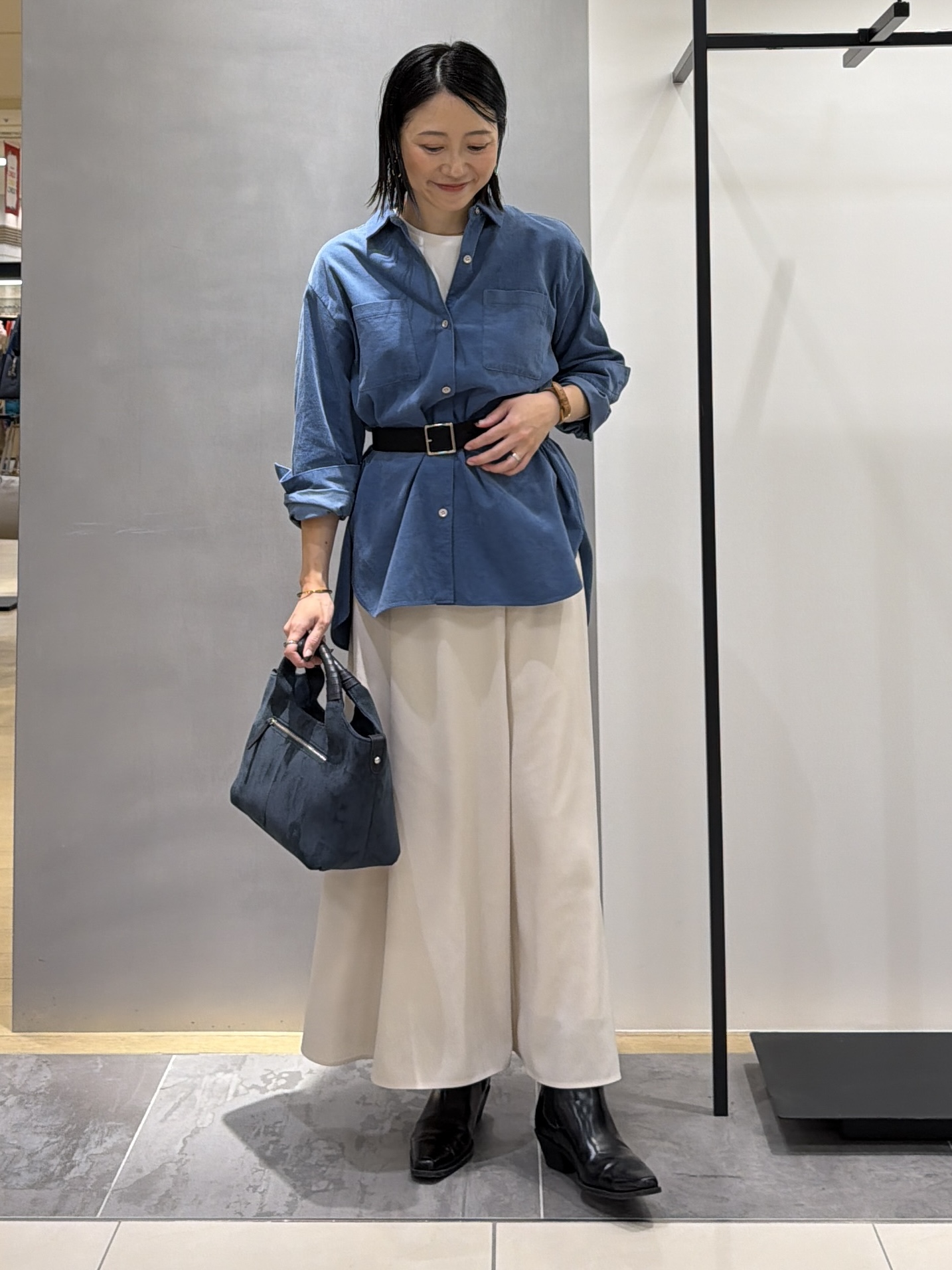 shihoさんの「INDIVI｜【大人コーデュロイ／SETUP可】オーバーサイズシャツ」を使ったコーディネート