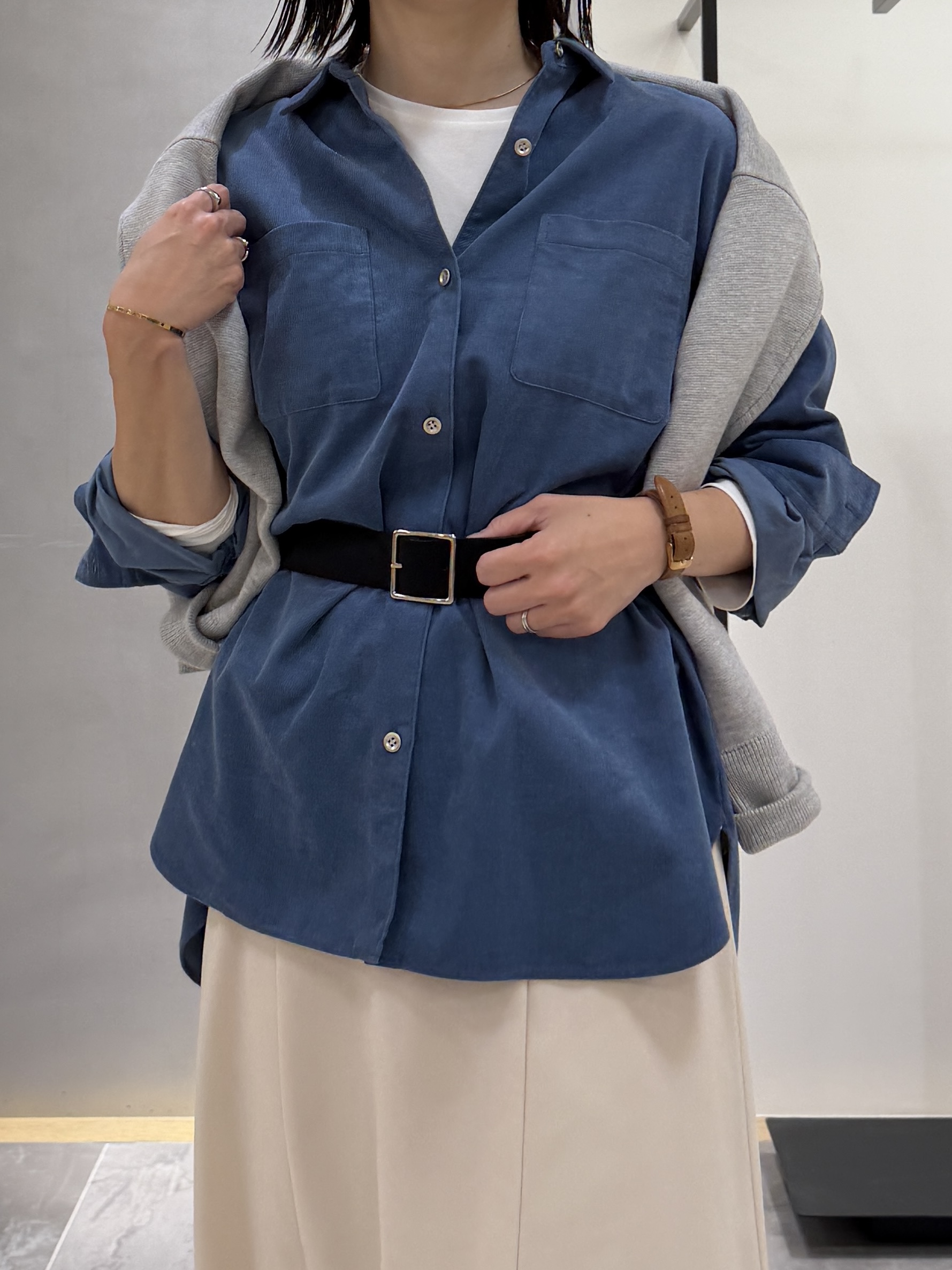 shihoさんの「INDIVI｜【大人コーデュロイ／SETUP可】オーバーサイズシャツ」を使ったコーディネート