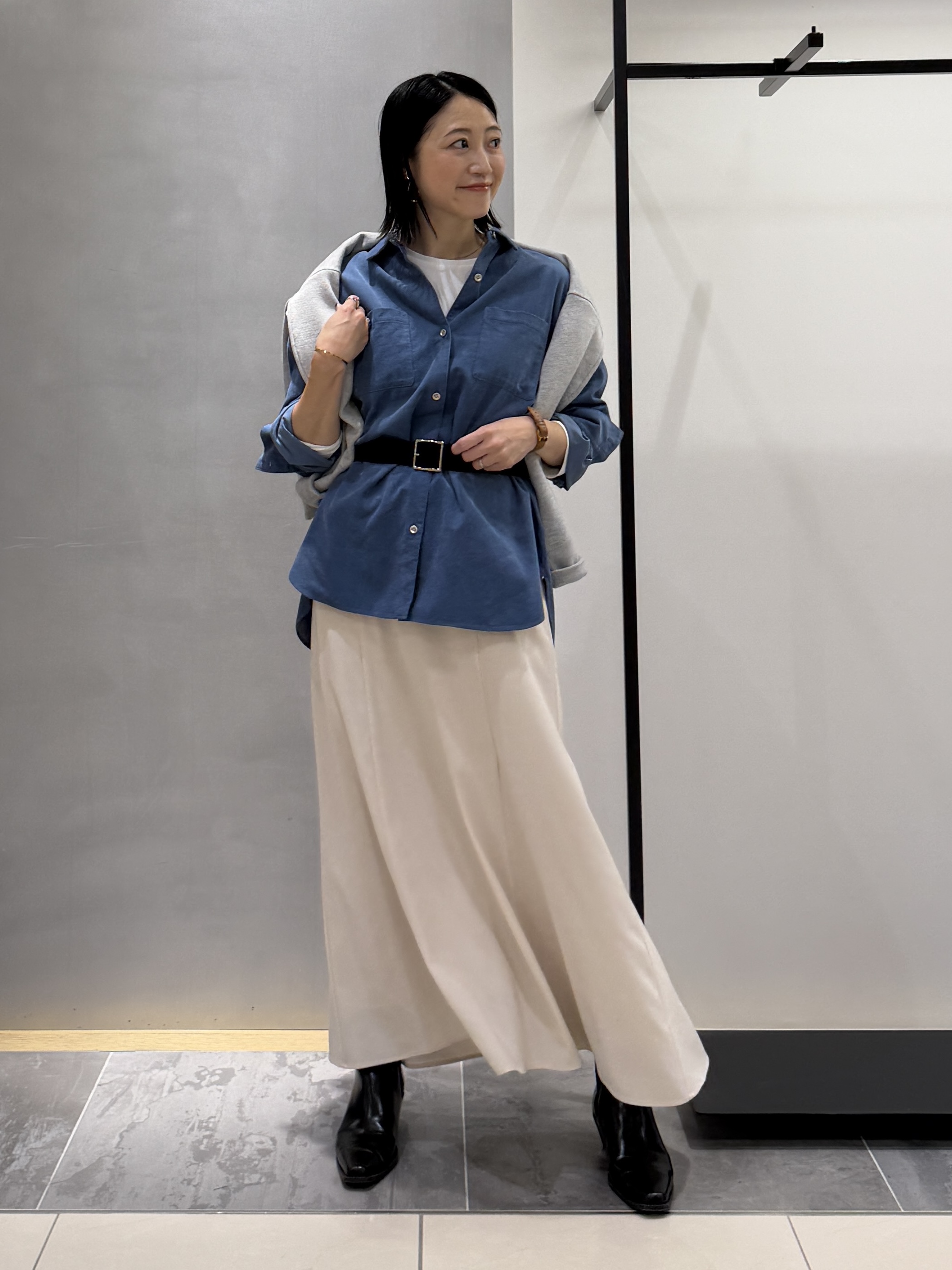 shihoさんの「INDIVI｜【大人コーデュロイ／SETUP可】オーバーサイズシャツ」を使ったコーディネート