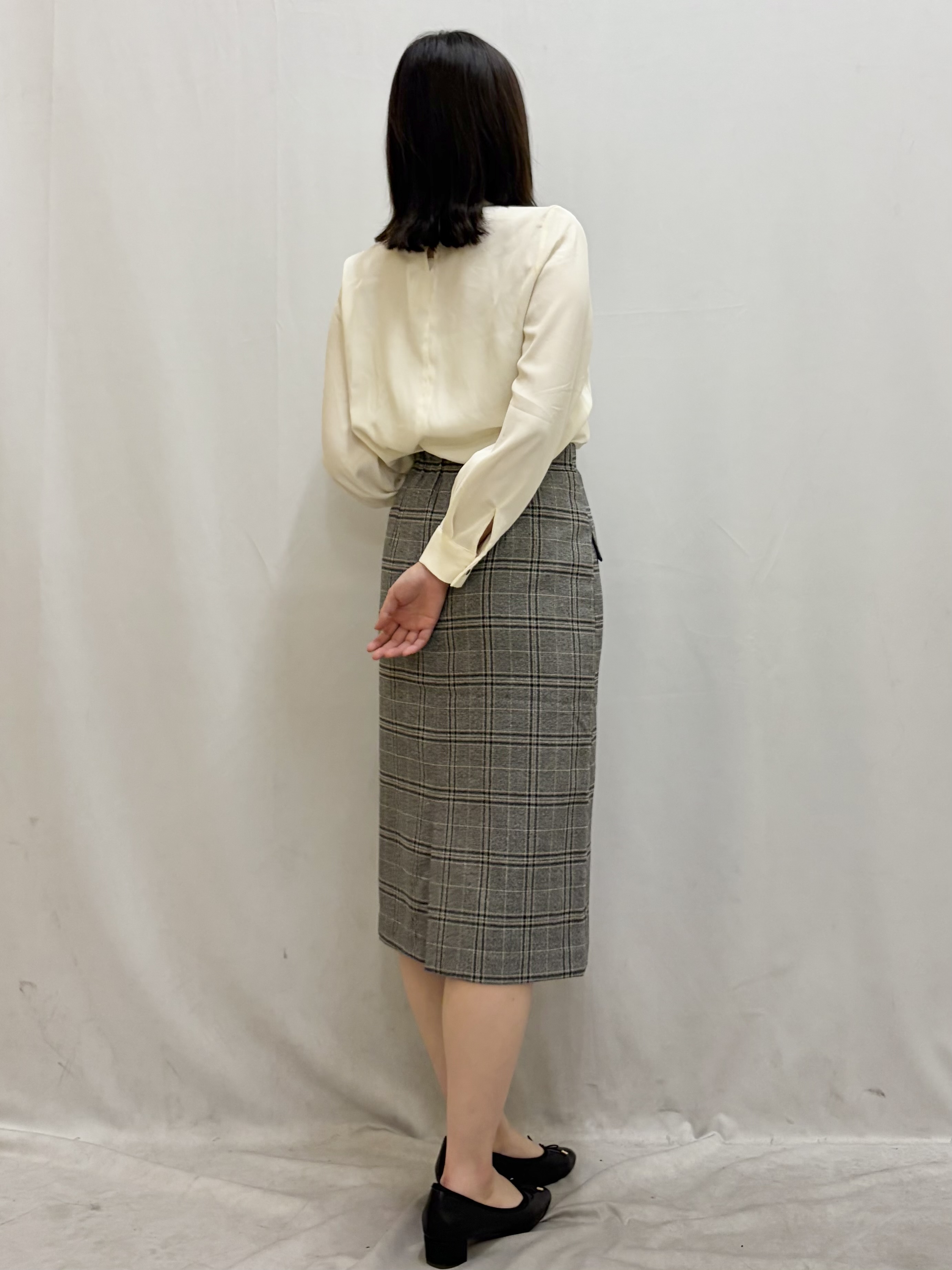 kasumiさんの「index｜ゴールドモチーフ付きボウタイブラウス【洗濯機OK／イージーアイロン】」を使ったコーディネート