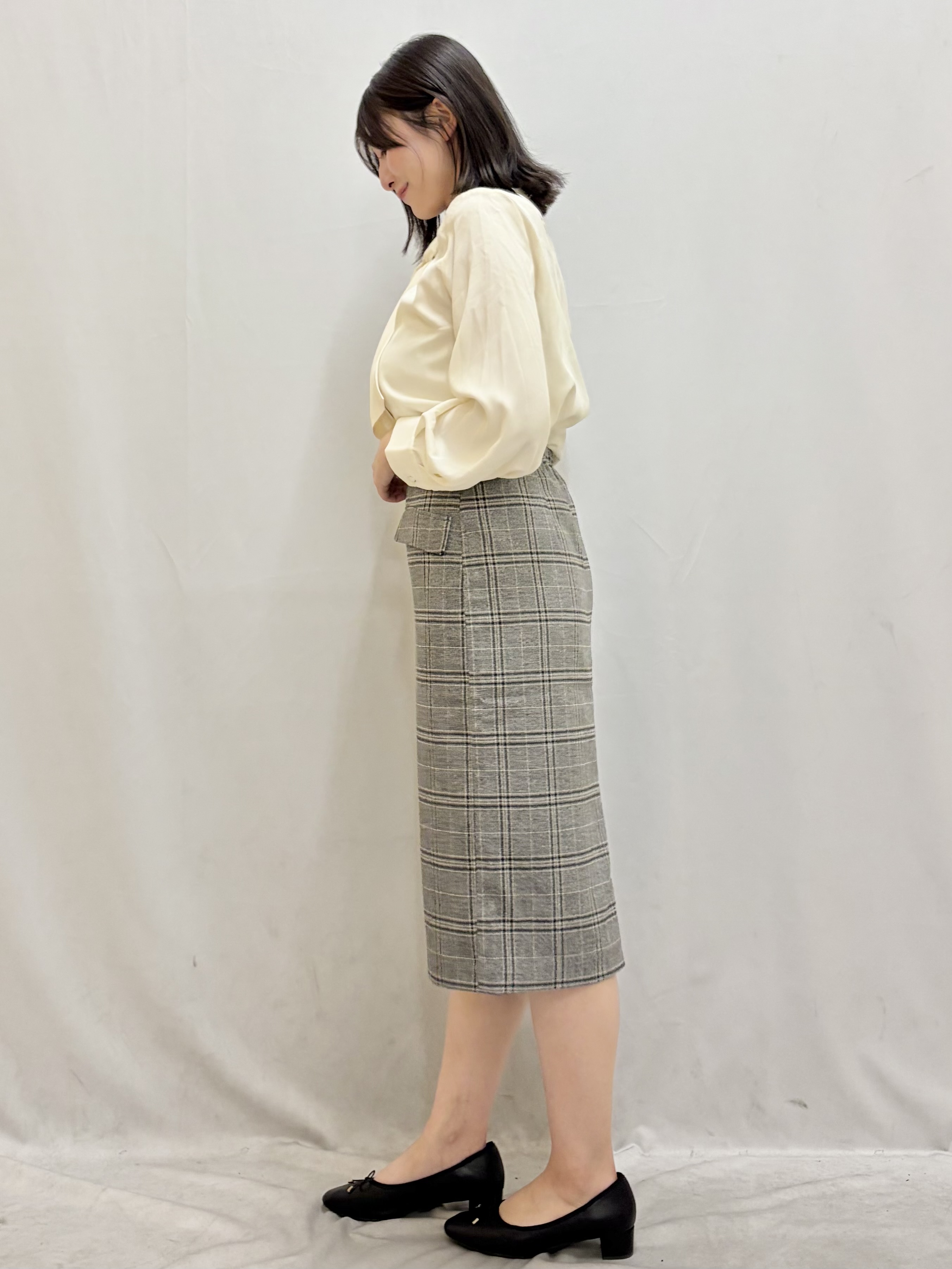 kasumiさんの「index｜ゴールドモチーフ付きボウタイブラウス【洗濯機OK／イージーアイロン】」を使ったコーディネート