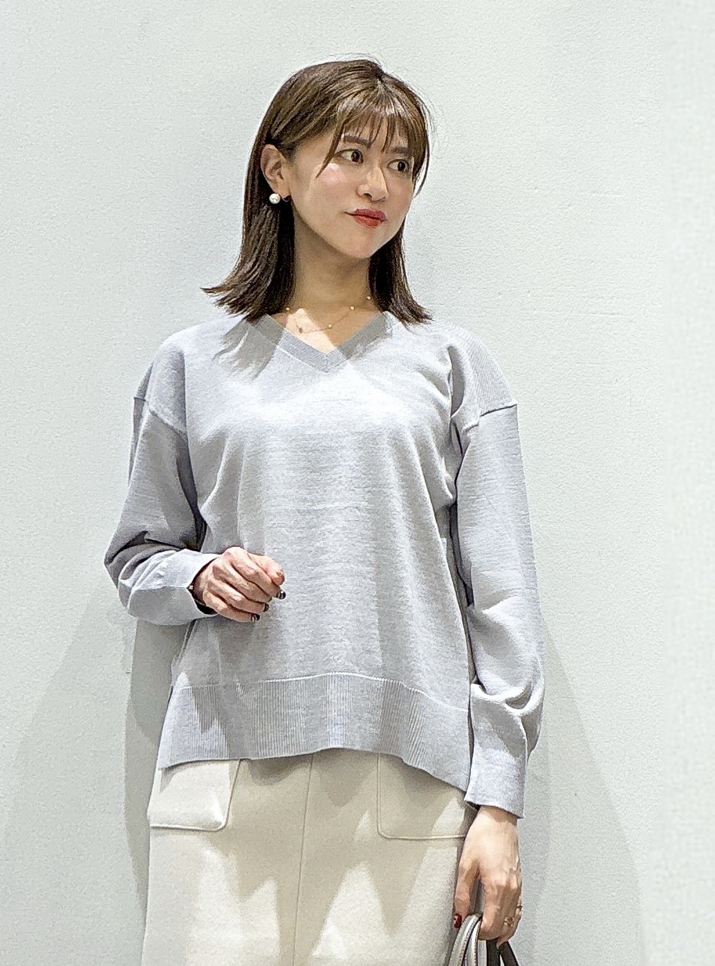 もんちゃんさんの「OPAQUE.CLIP｜『THE』名品リラクシーVネックニット【洗濯機OK】」を使ったコーディネート