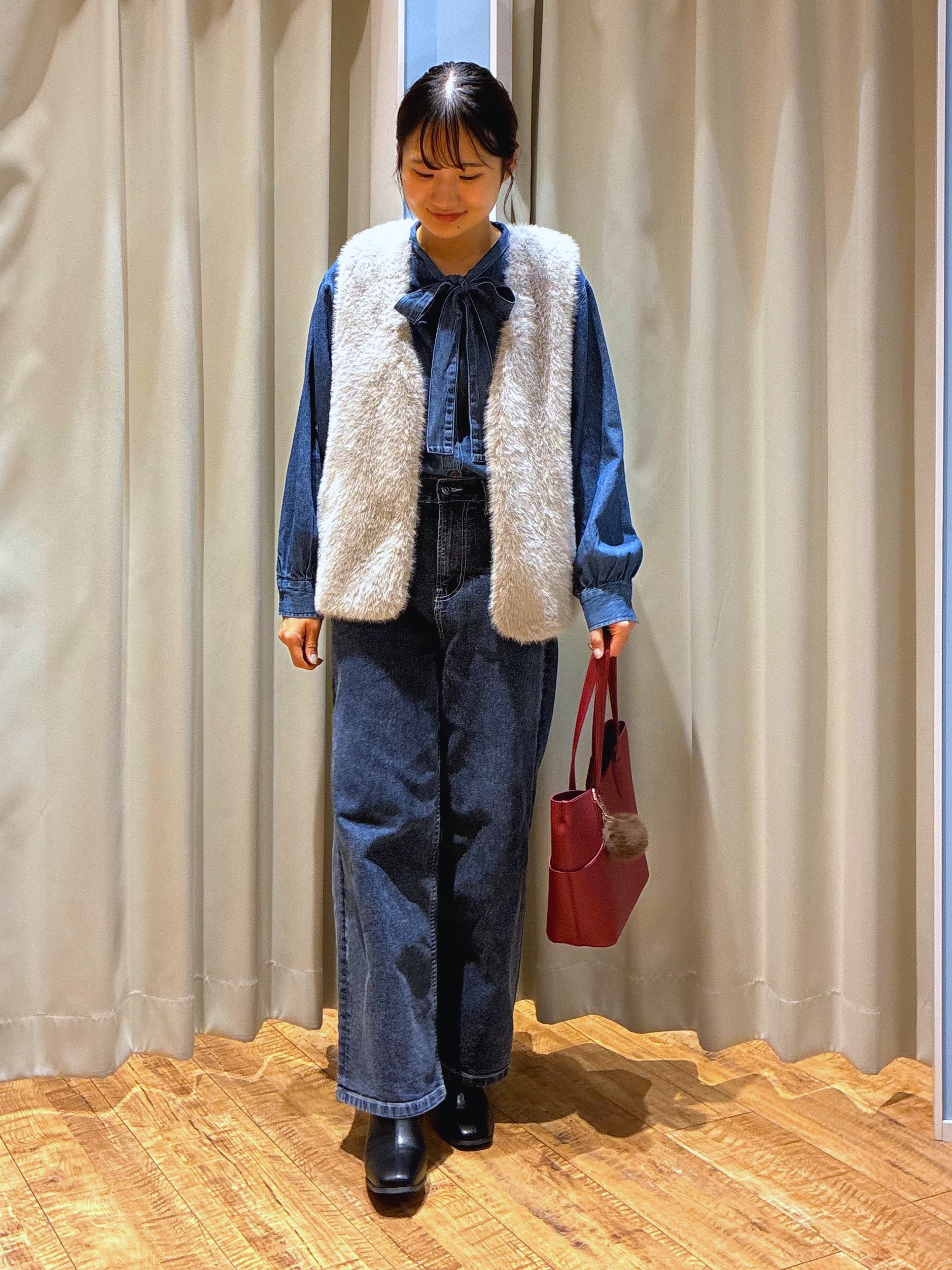 もんちゃんさんの「SHOO･LA･RUE｜重ねるだけでこなれコーデに ふわふわフェイクファーベスト」を使ったコーディネート