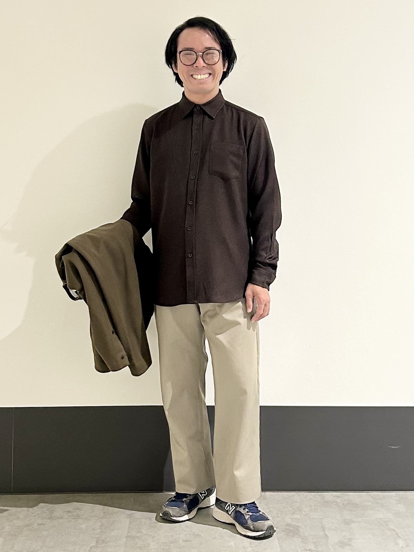 KENJI Iさんの「THE SHOP TK｜【洗濯機OK】ラウンドカットカーディガン」を使ったコーディネート