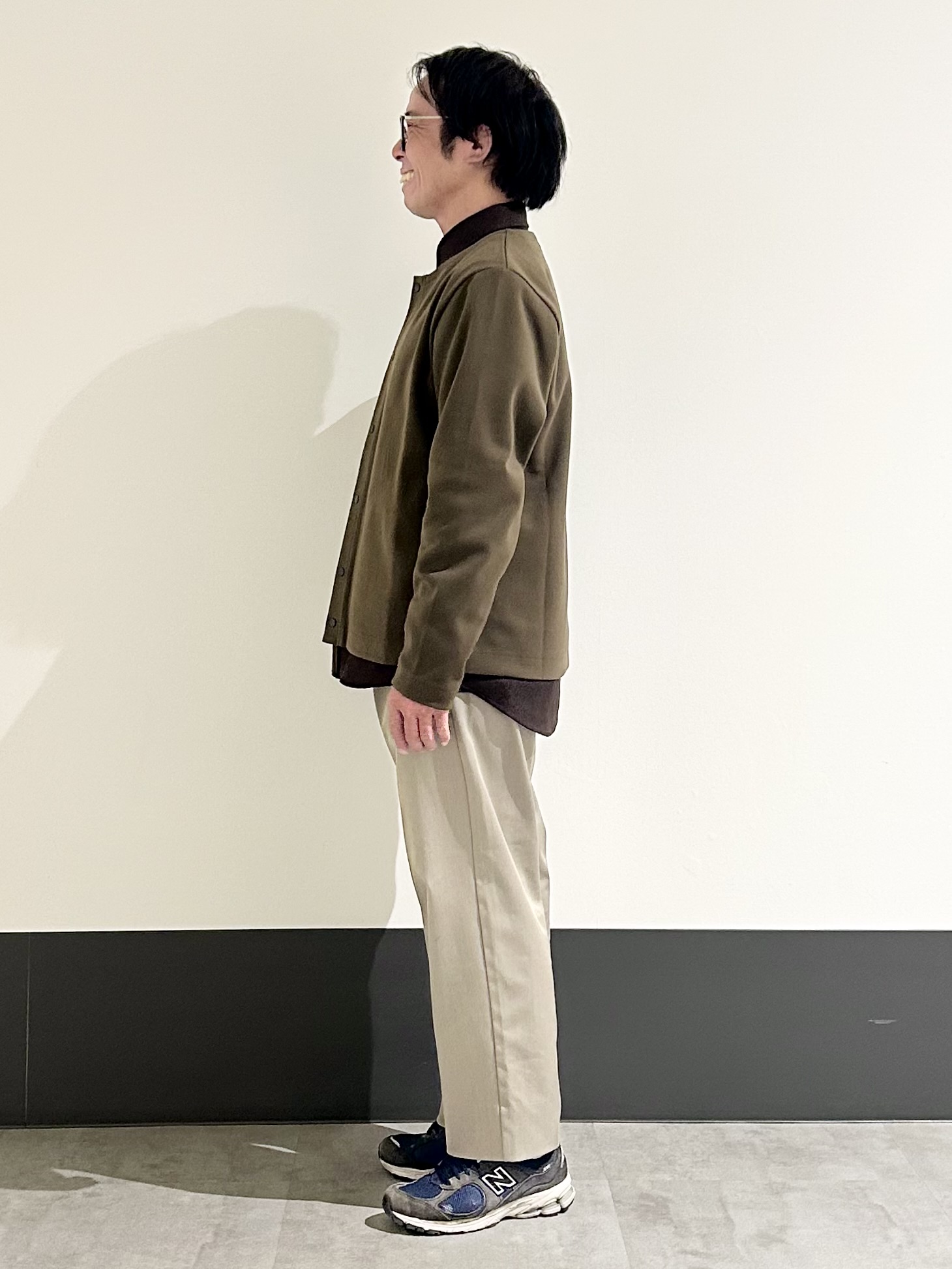 KENJI Iさんの「THE SHOP TK｜【洗濯機OK】ラウンドカットカーディガン」を使ったコーディネート