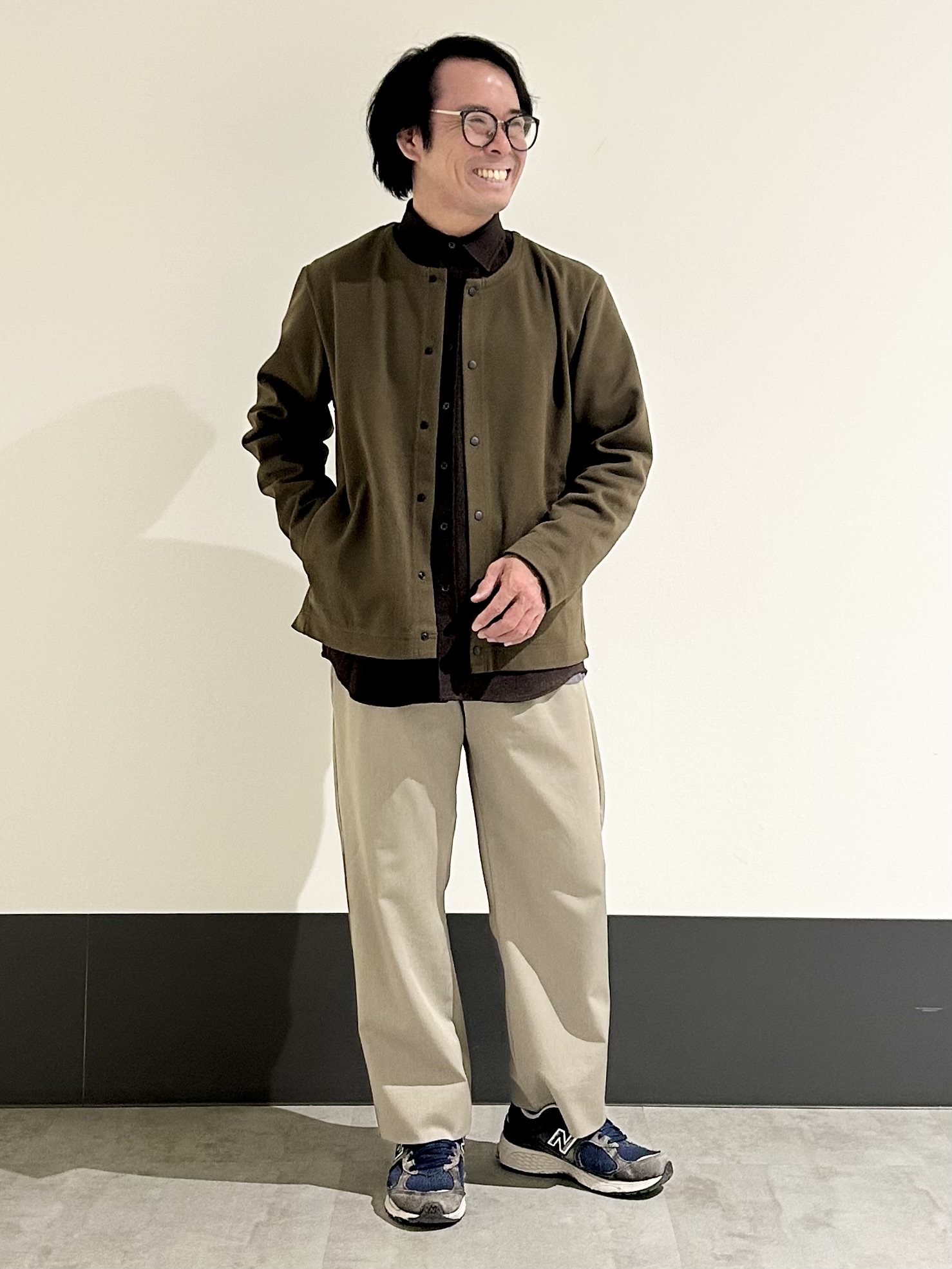 KENJI Iさんの「THE SHOP TK｜【洗濯機OK】ラウンドカットカーディガン」を使ったコーディネート
