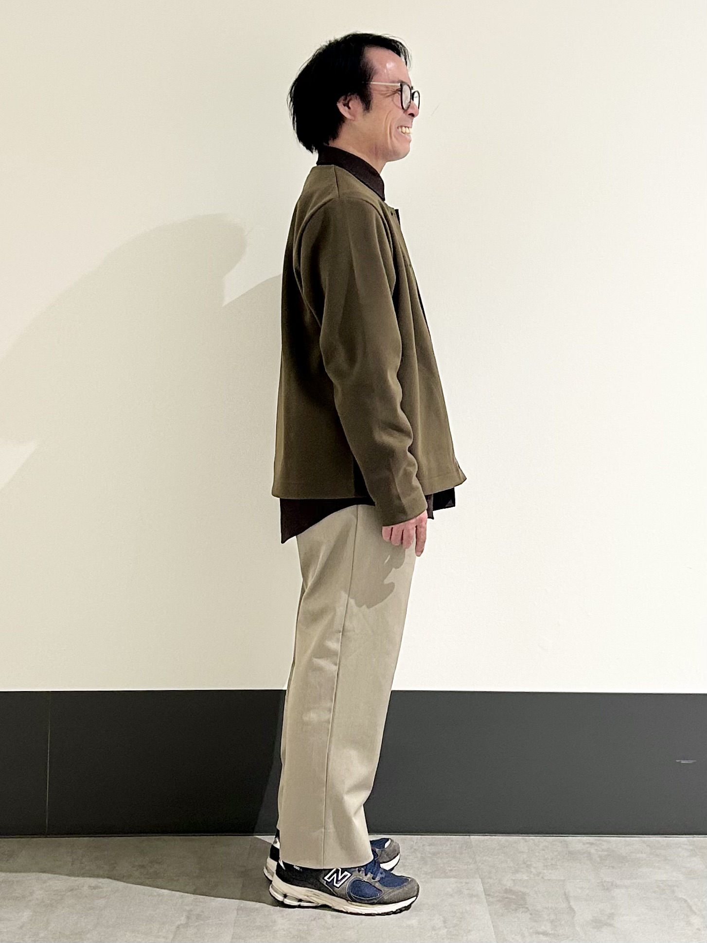 KENJI Iさんの「THE SHOP TK｜【洗濯機OK】ラウンドカットカーディガン」を使ったコーディネート