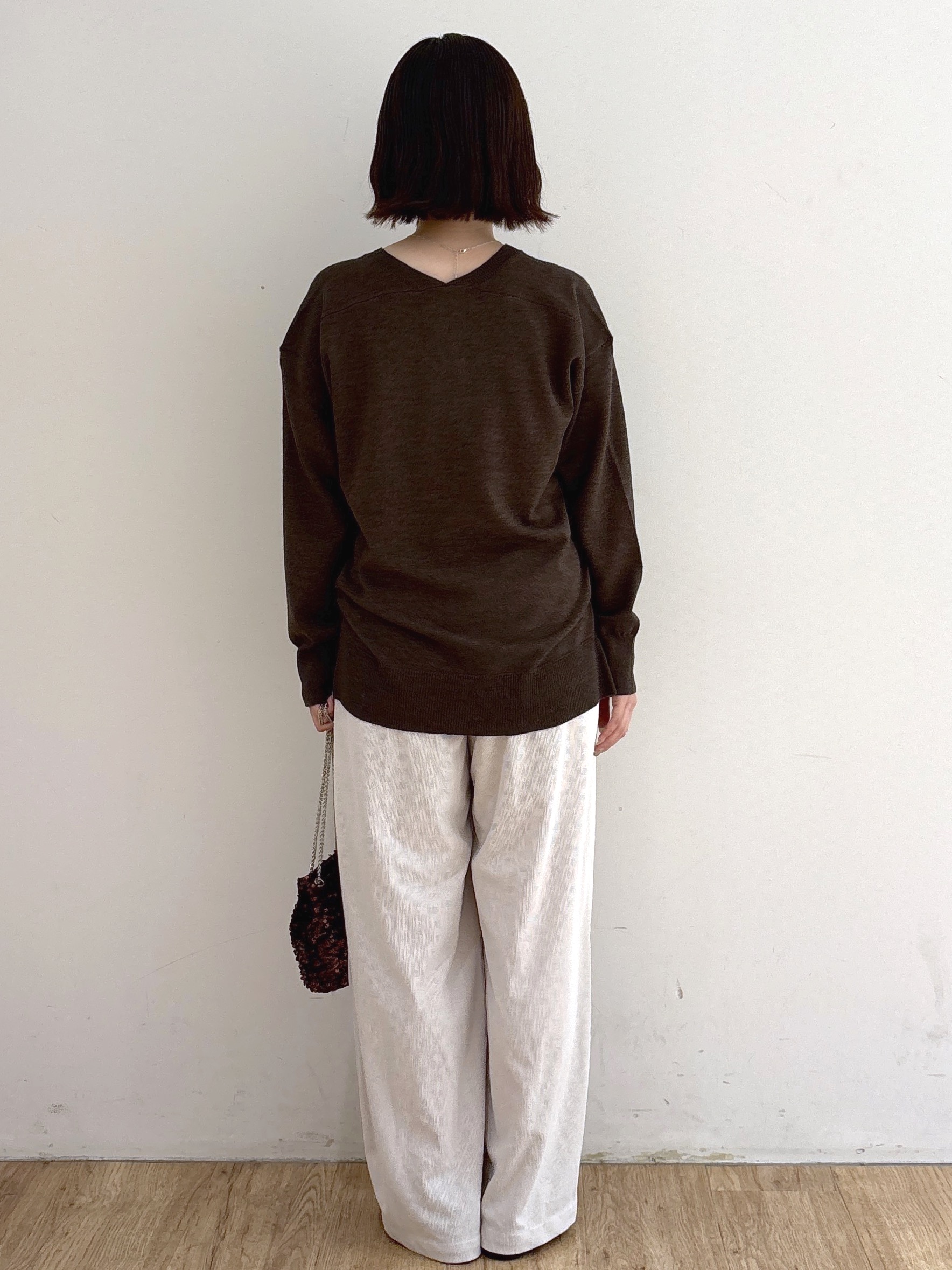mireiさんの「OPAQUE.CLIP｜『THE』名品リラクシーVネックニット【洗濯機OK】」を使ったコーディネート
