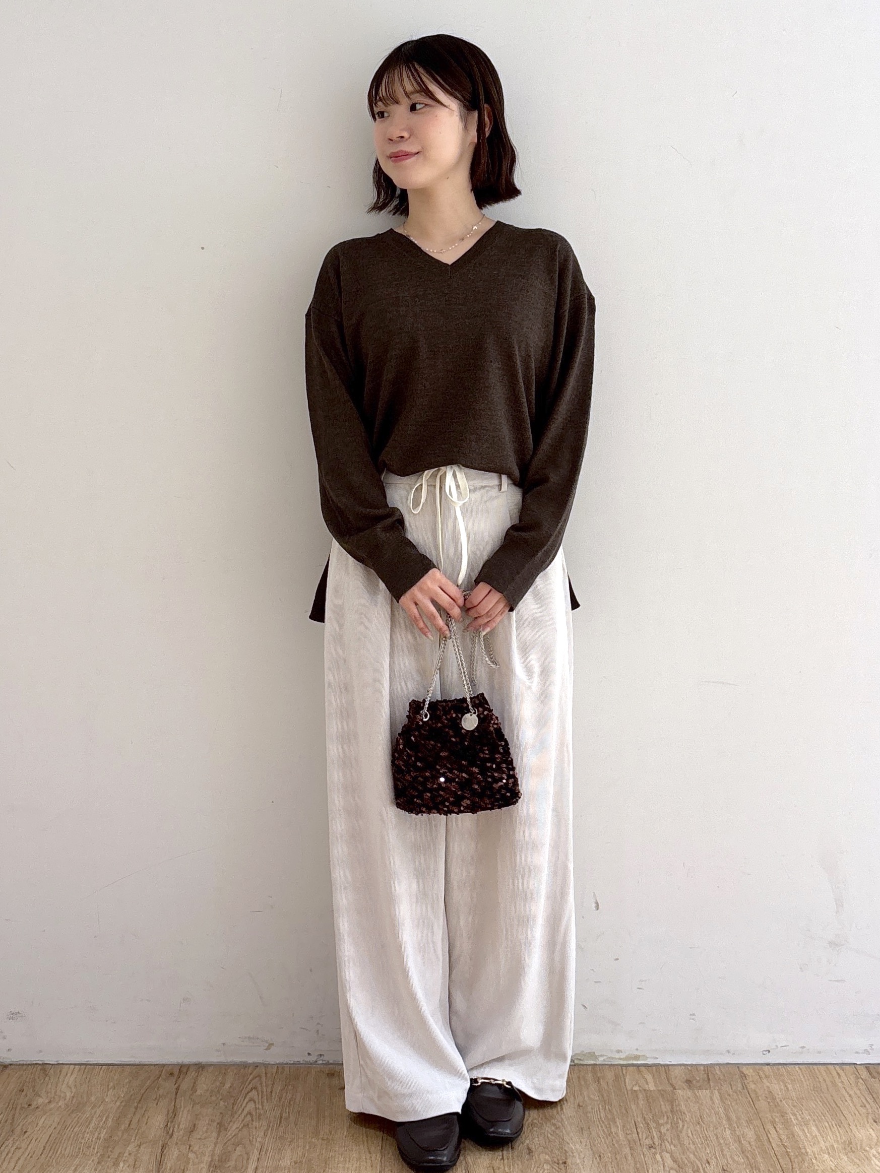 mireiさんの「OPAQUE.CLIP｜『THE』名品リラクシーVネックニット【洗濯機OK】」を使ったコーディネート