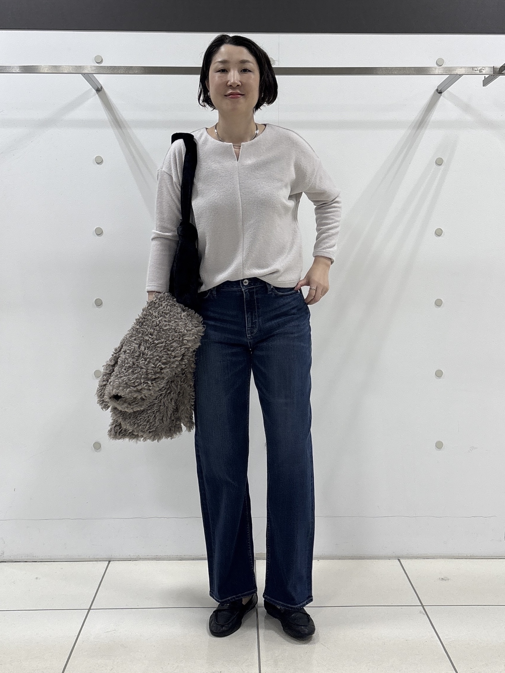 yuriさんの「INDIVI｜【羽織るだけでお洒落】カールエコファー ジレ」を使ったコーディネート