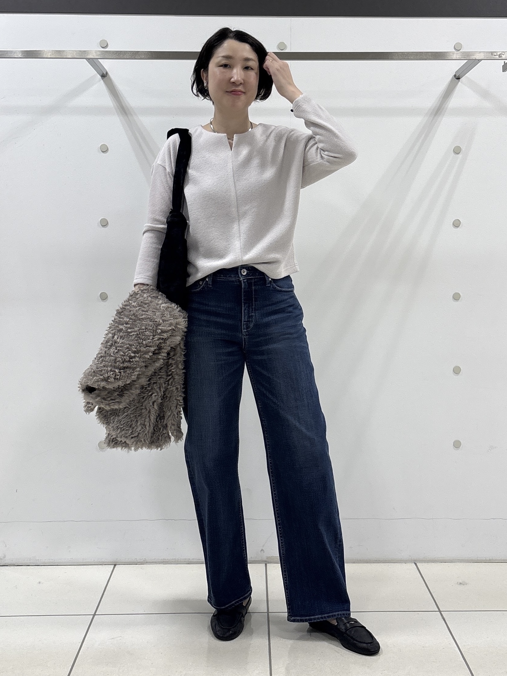 yuriさんの「INDIVI｜【羽織るだけでお洒落】カールエコファー ジレ」を使ったコーディネート