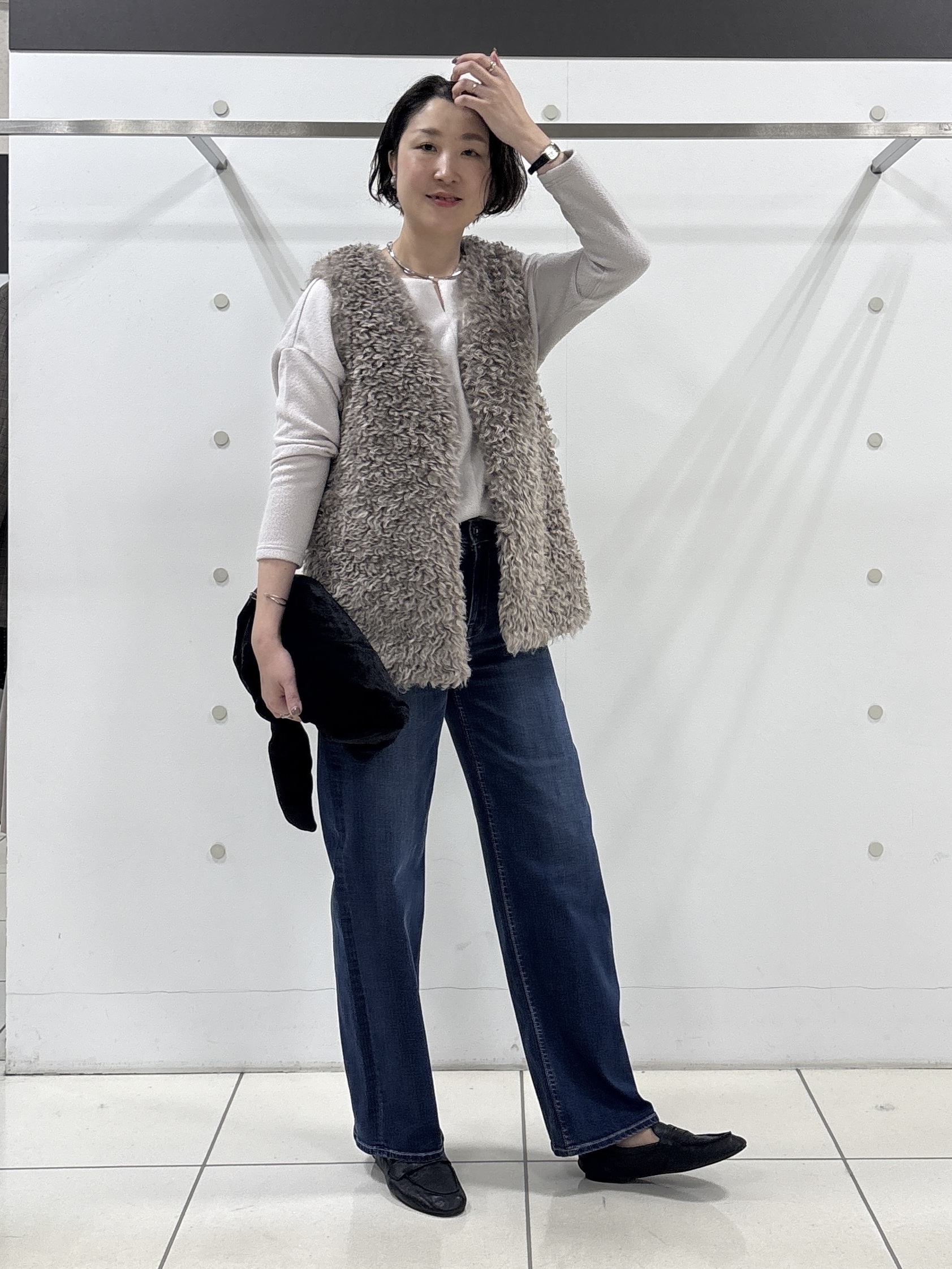yuriさんの「INDIVI｜【羽織るだけでお洒落】カールエコファー ジレ」を使ったコーディネート