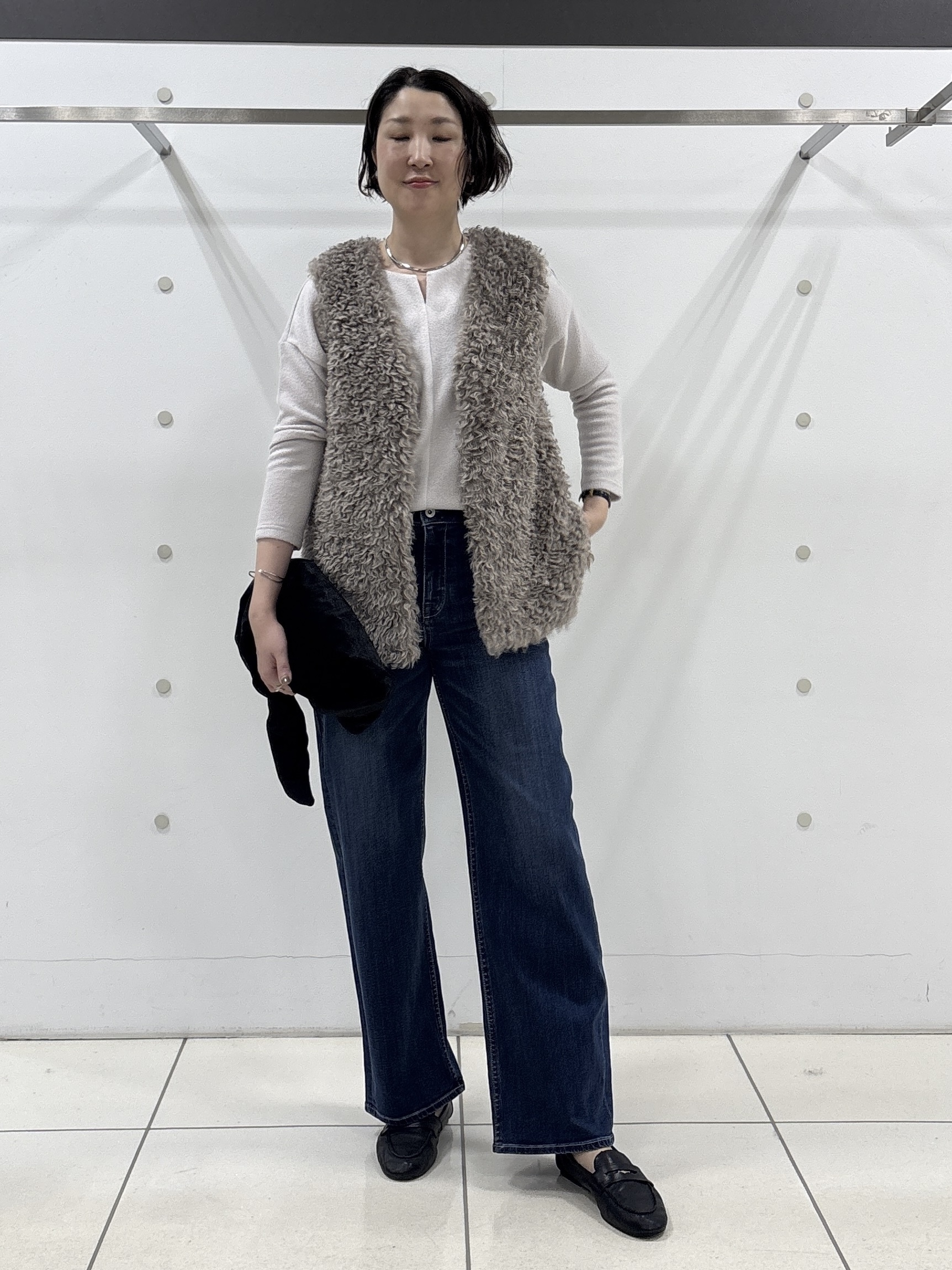 yuriさんの「INDIVI｜【羽織るだけでお洒落】カールエコファー ジレ」を使ったコーディネート