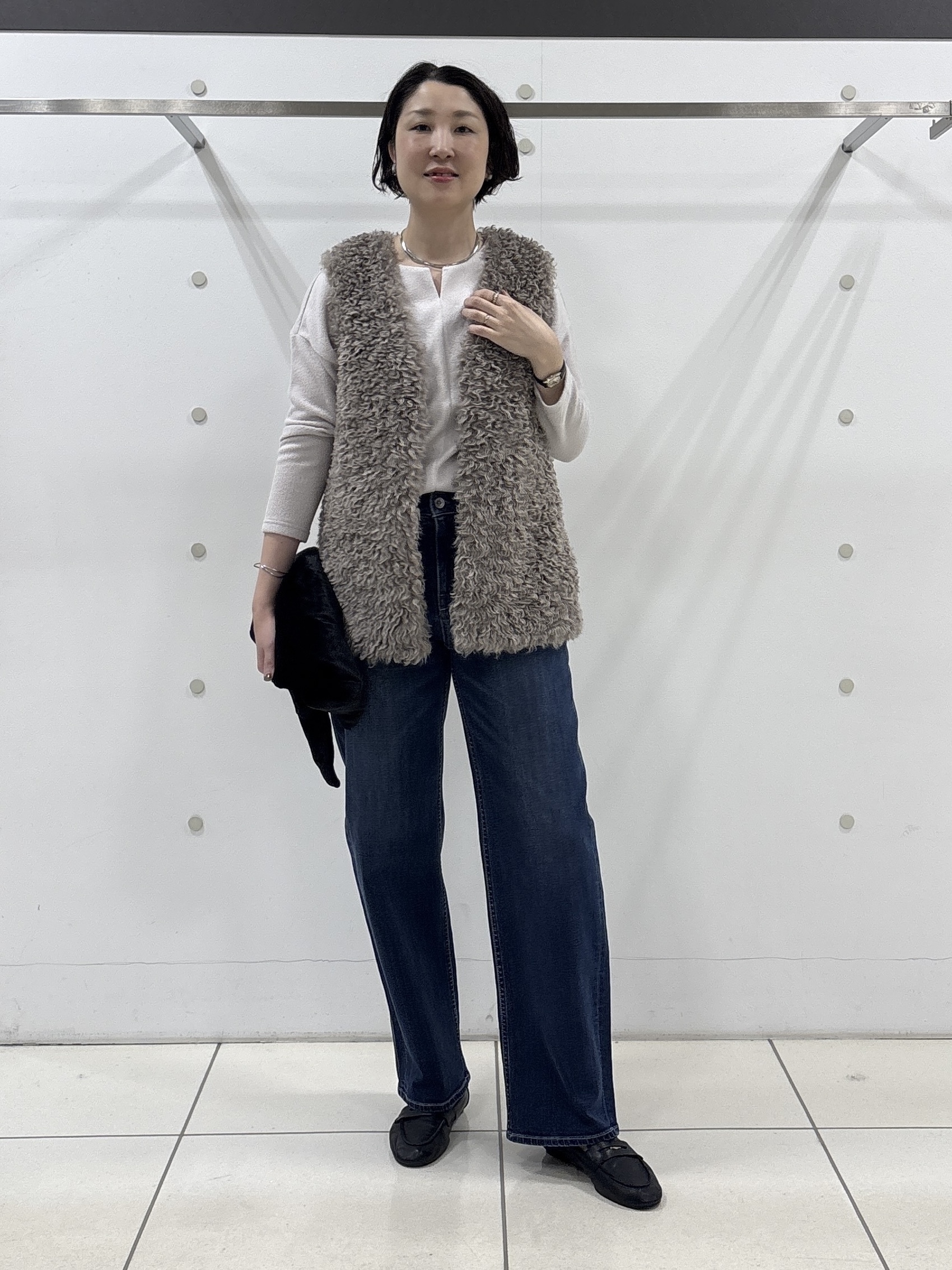 yuriさんの「INDIVI｜【羽織るだけでお洒落】カールエコファー ジレ」を使ったコーディネート