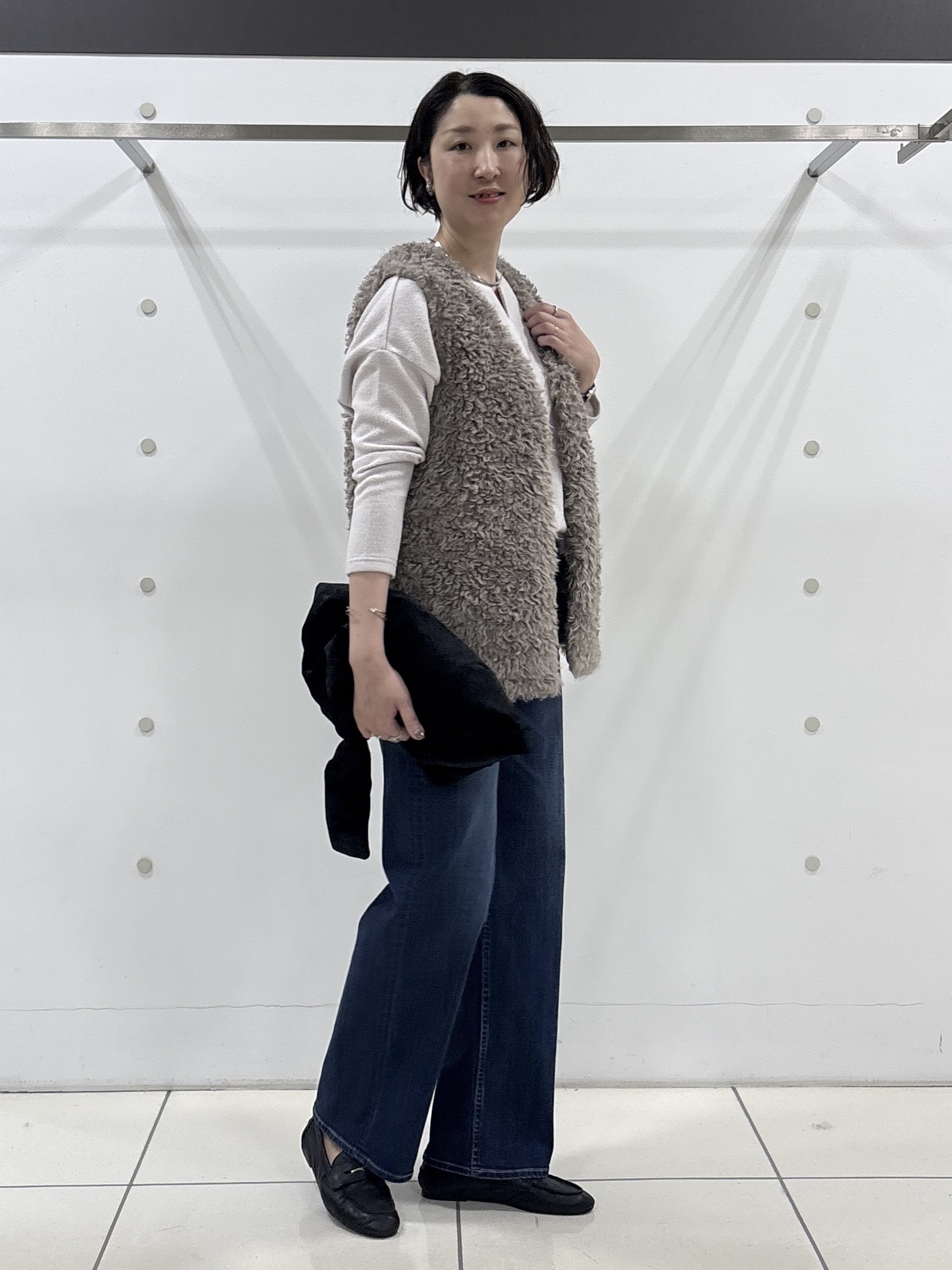 yuriさんの「INDIVI｜【羽織るだけでお洒落】カールエコファー ジレ」を使ったコーディネート