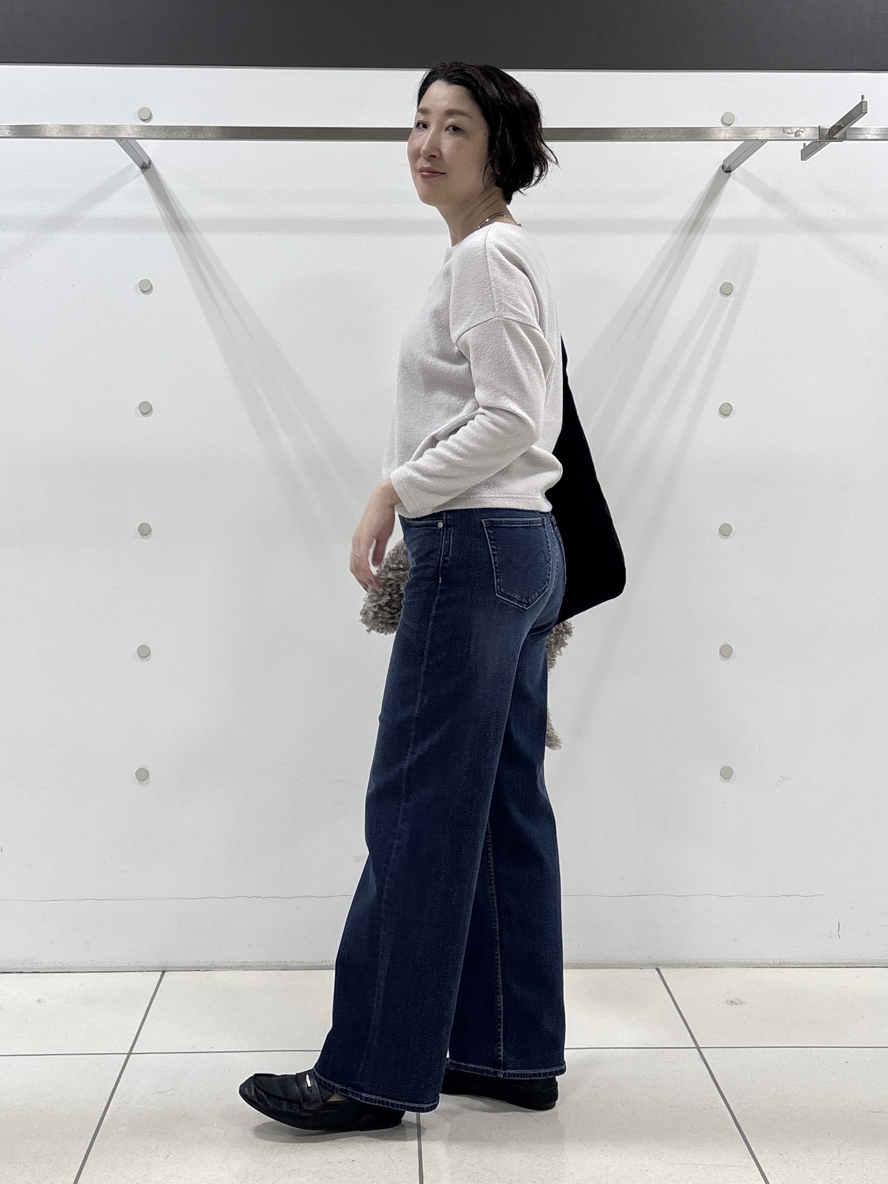yuriさんの「INDIVI｜【羽織るだけでお洒落】カールエコファー ジレ」を使ったコーディネート