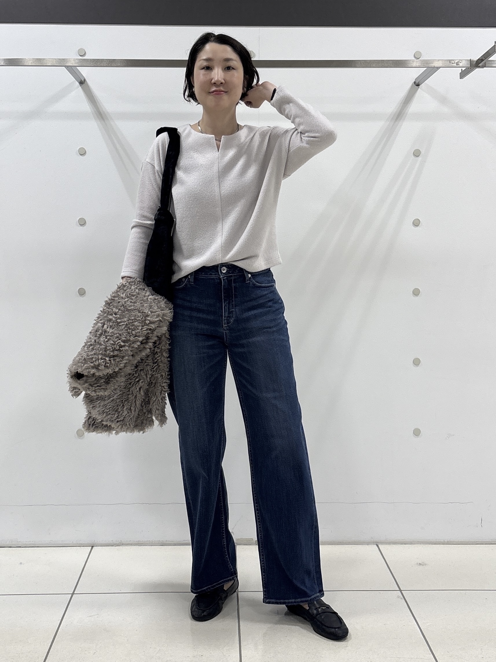 yuriさんの「INDIVI｜【羽織るだけでお洒落】カールエコファー ジレ」を使ったコーディネート